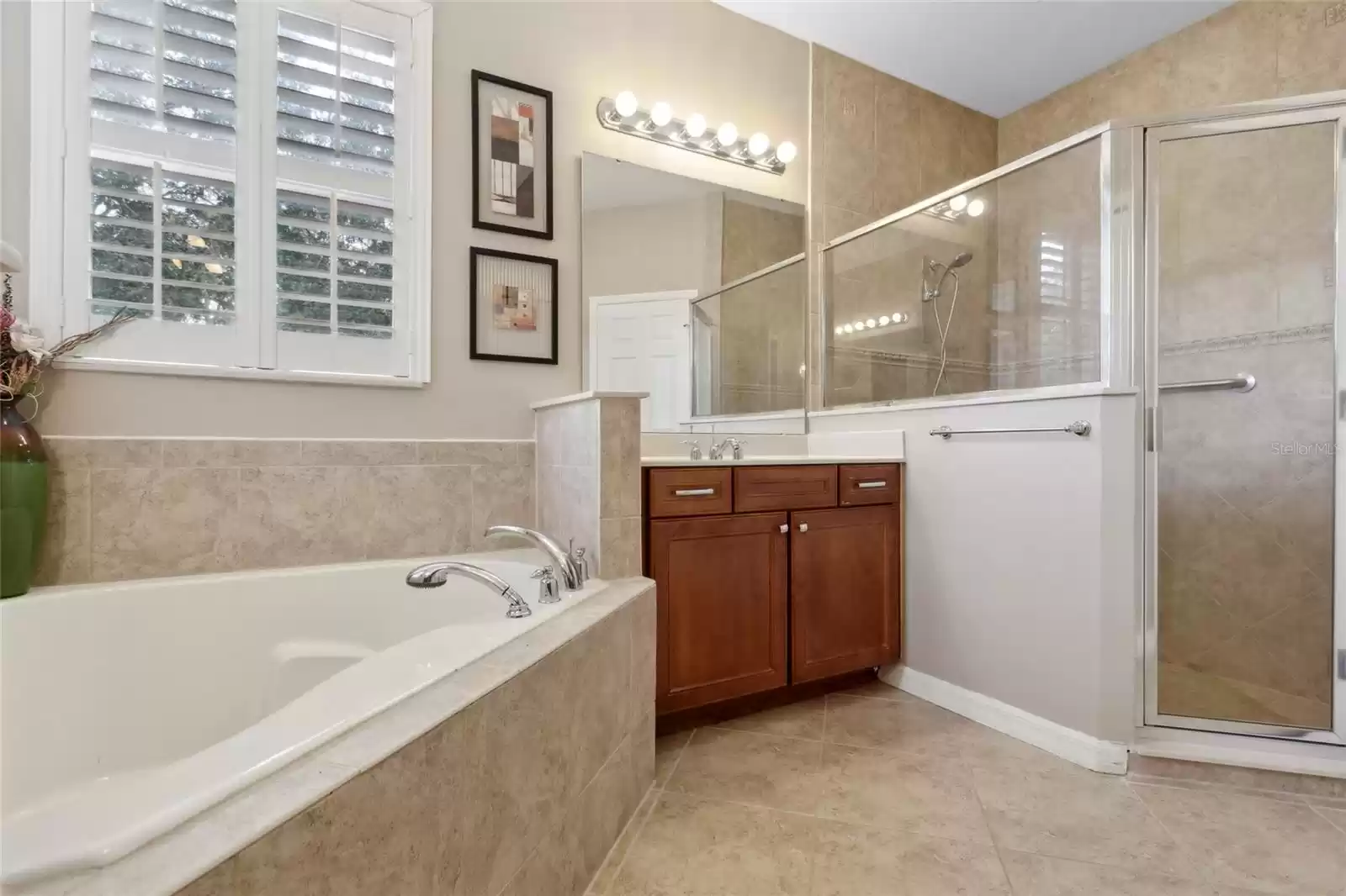 Ensuite Master bath with great soaking tub, separate shower and 2 vanities.