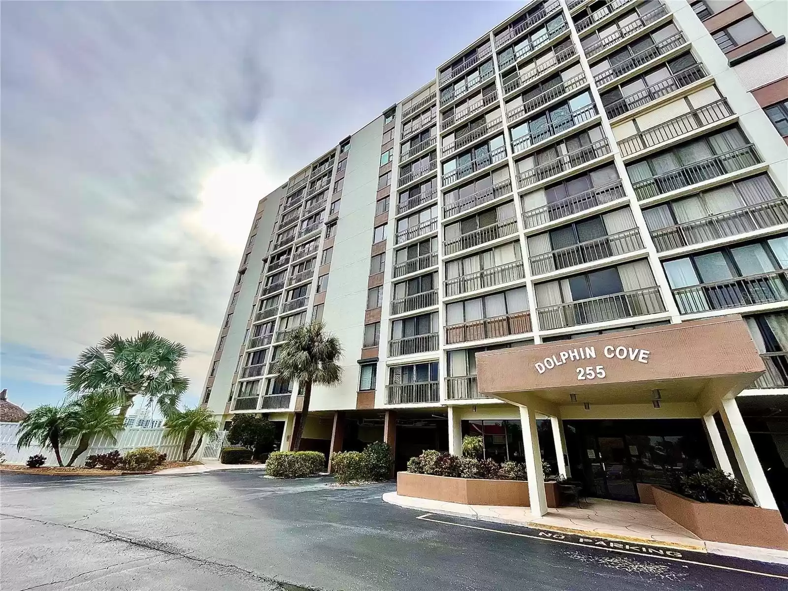 255 DOLPHIN POINT, CLEARWATER BEACH, Florida 33767, 1 Bedroom Bedrooms, ,1 BathroomBathrooms,Residential Lease,For Rent,DOLPHIN,MFRTB8310924