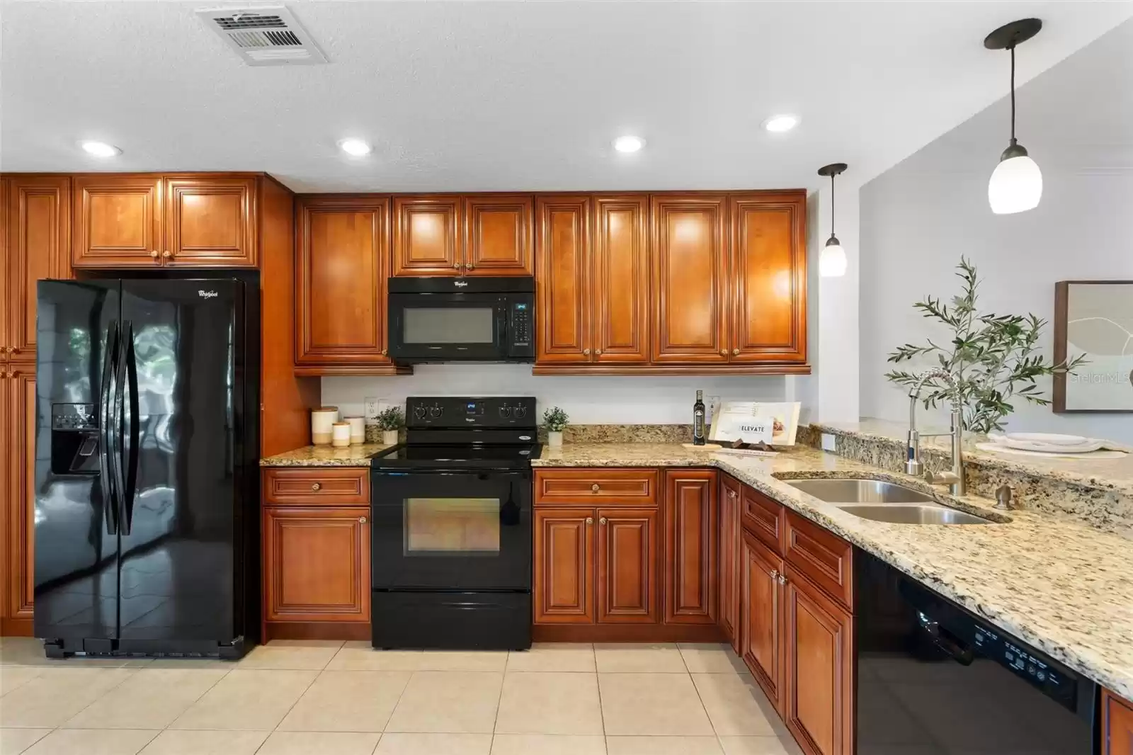 1055 KENSINGTON PARK DRIVE, ALTAMONTE SPRINGS, Florida 32714, 2 Bedrooms Bedrooms, ,2 BathroomsBathrooms,Residential,For Sale,KENSINGTON PARK,MFRO6249491