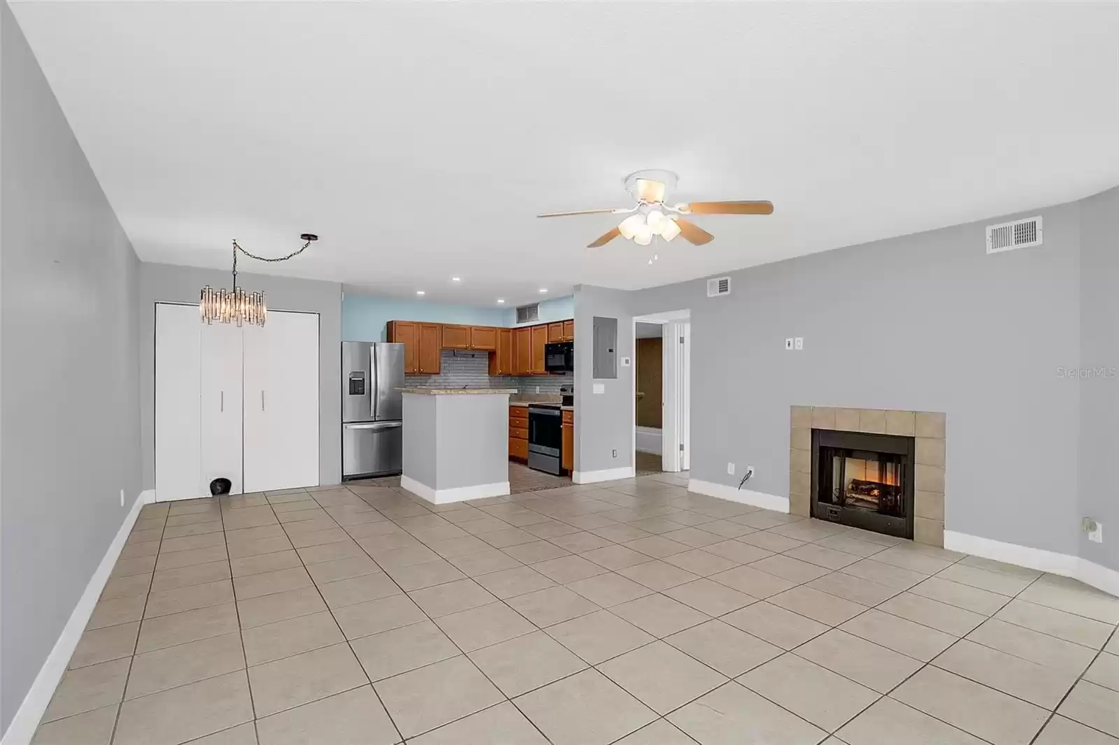 SPACIOUS OPEN CONCEPT TO KITCHEN