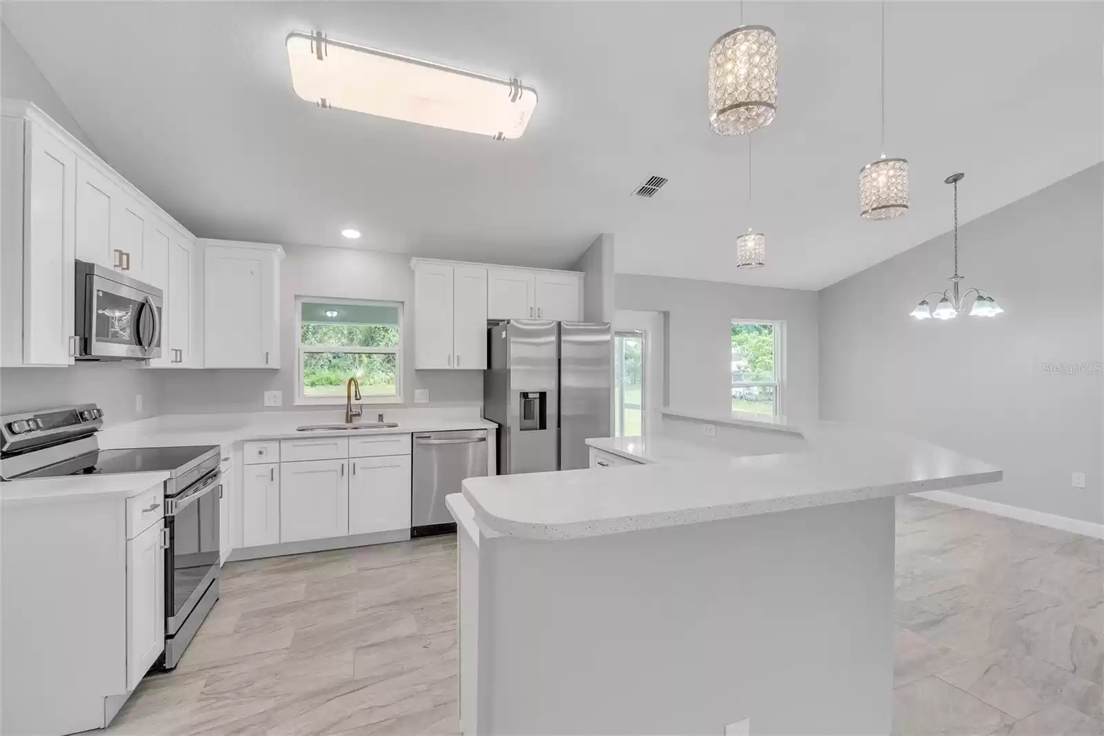 Kitchen with Breakfast bar