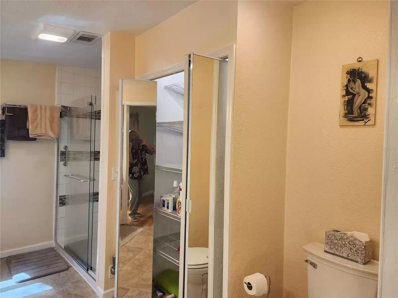 MASTER BATH WITH MIRRORED LINEN CLOSET