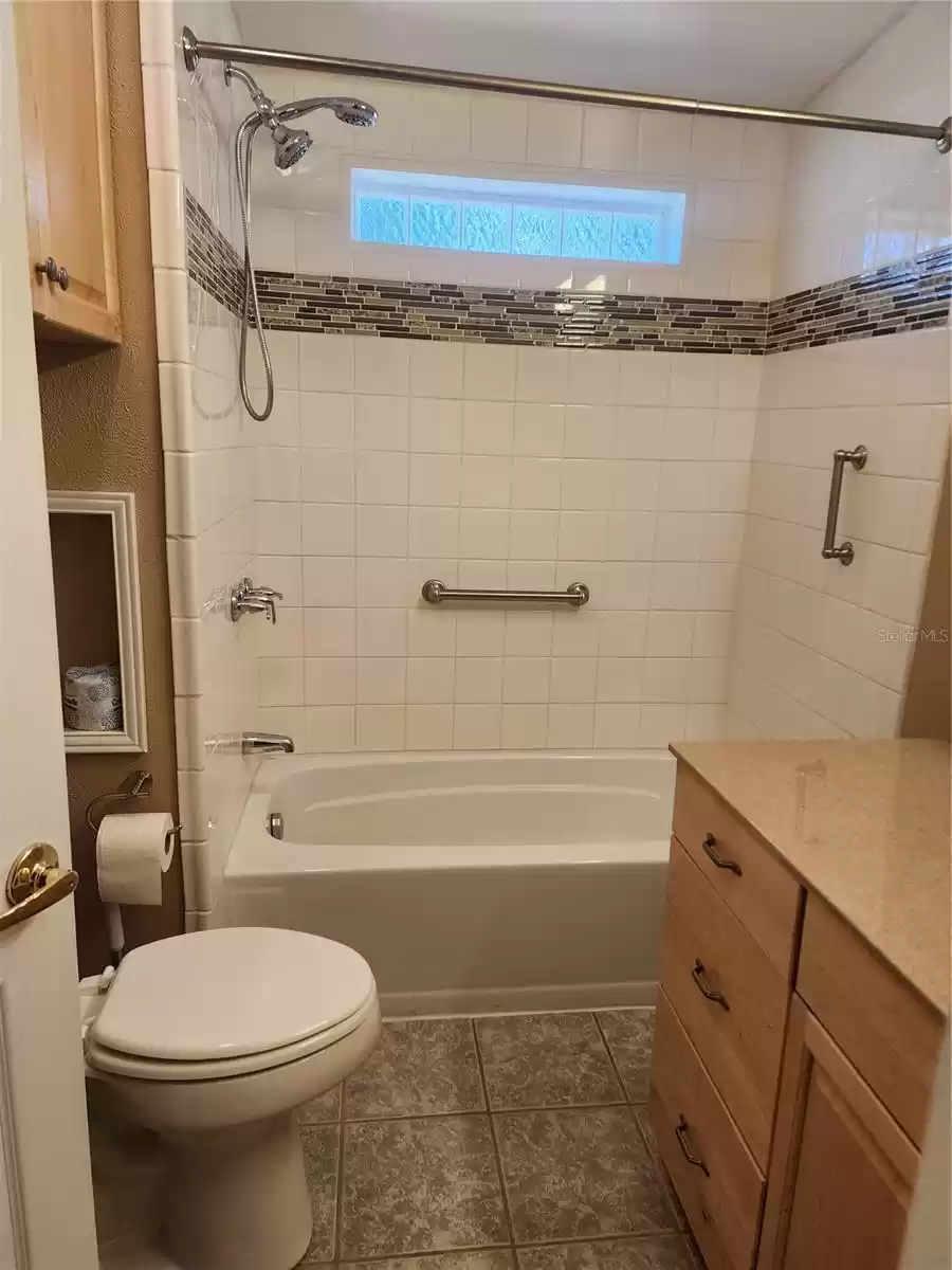 GUEST BATH ON THE 3 BEDROOM SIDE