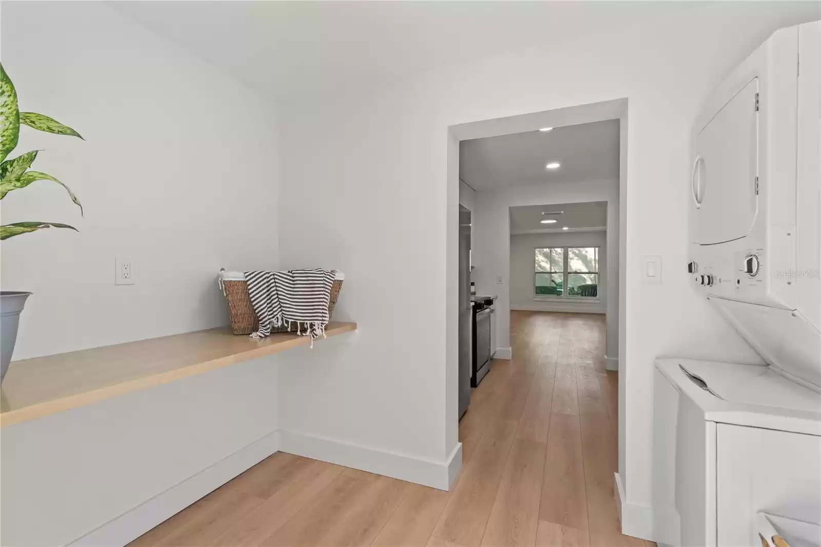 LAUNDRYROOM WITH BUILT IN DESK/ FOLDING TABLE