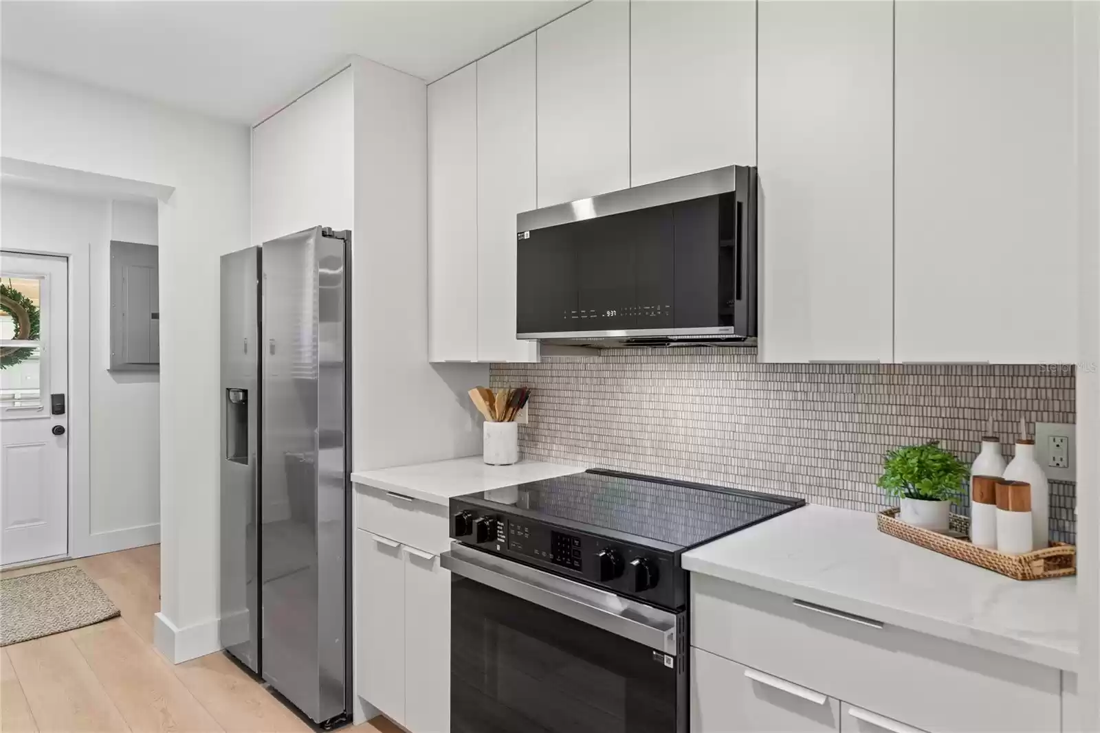 MARBLE BACKSPLASH COMPLIMENTS THIS MODERN KITCHEN.