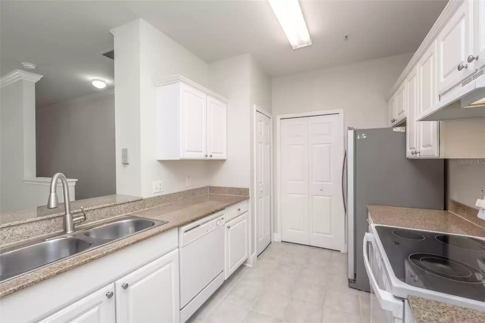 Granite countertops, double sink, pantry, laundry