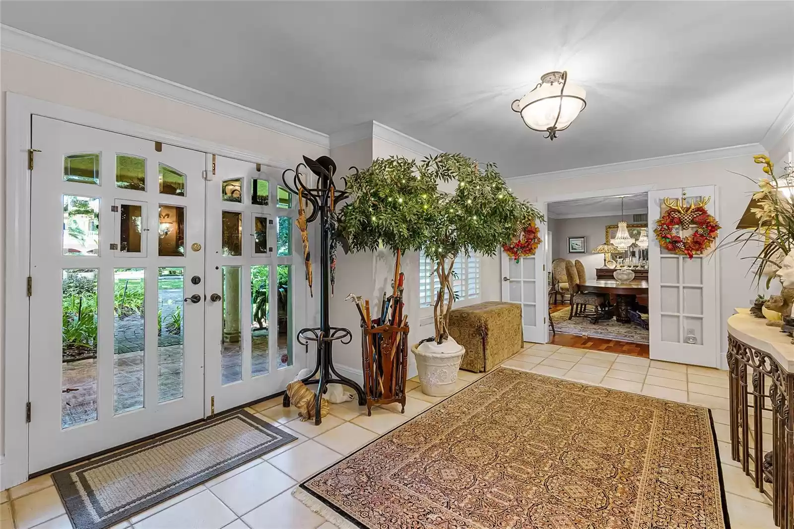 Spacious and inviting foyer entrance