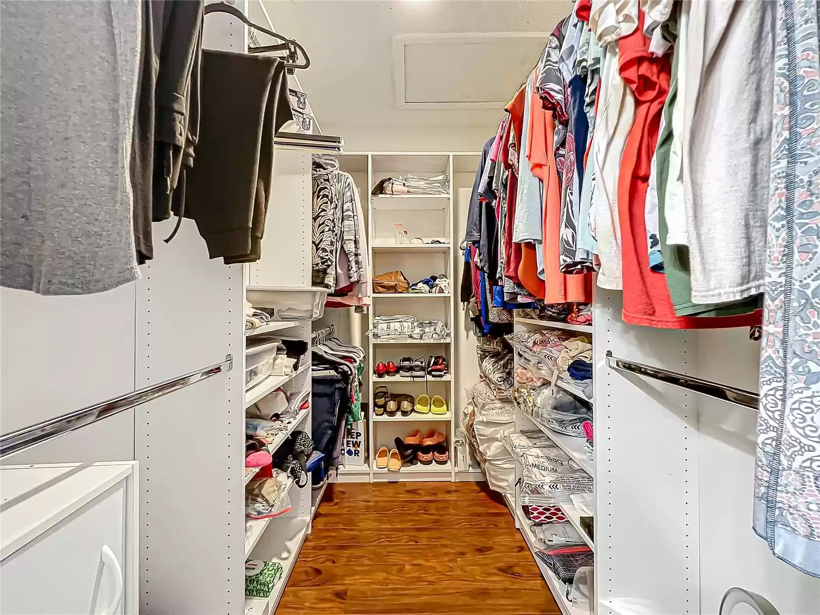 CUSTOM CLOSET