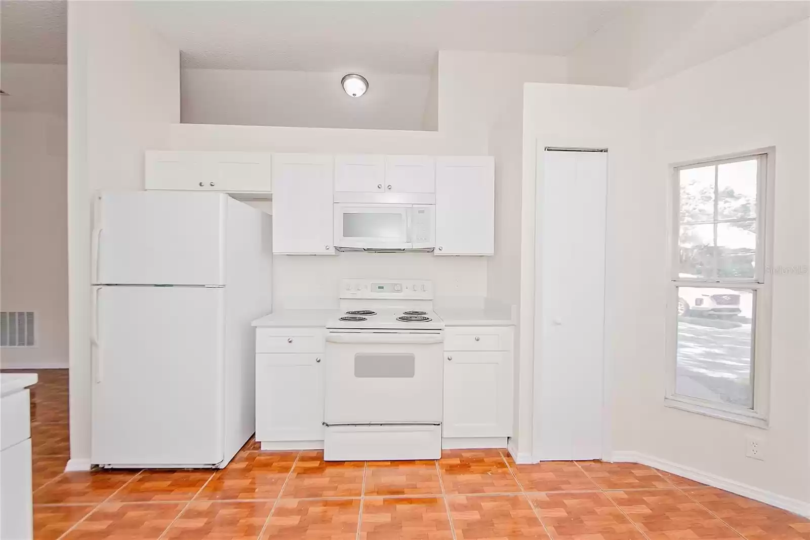 Kitchen w/Pantry