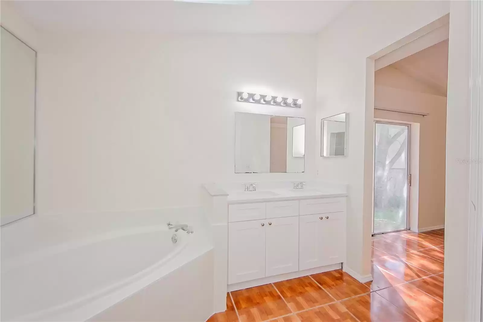 Primary Bathroom w/Dual Sinks + Garden Bath