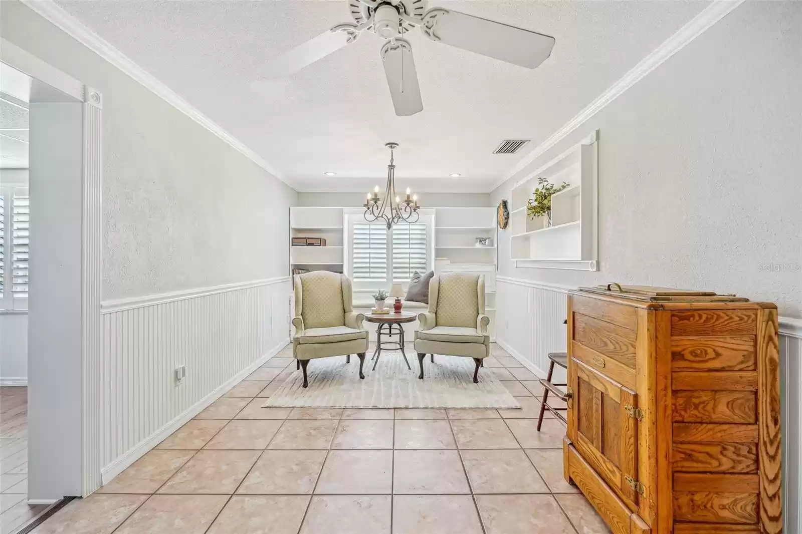 Kitchen nook, perfect for cozy reading chairs