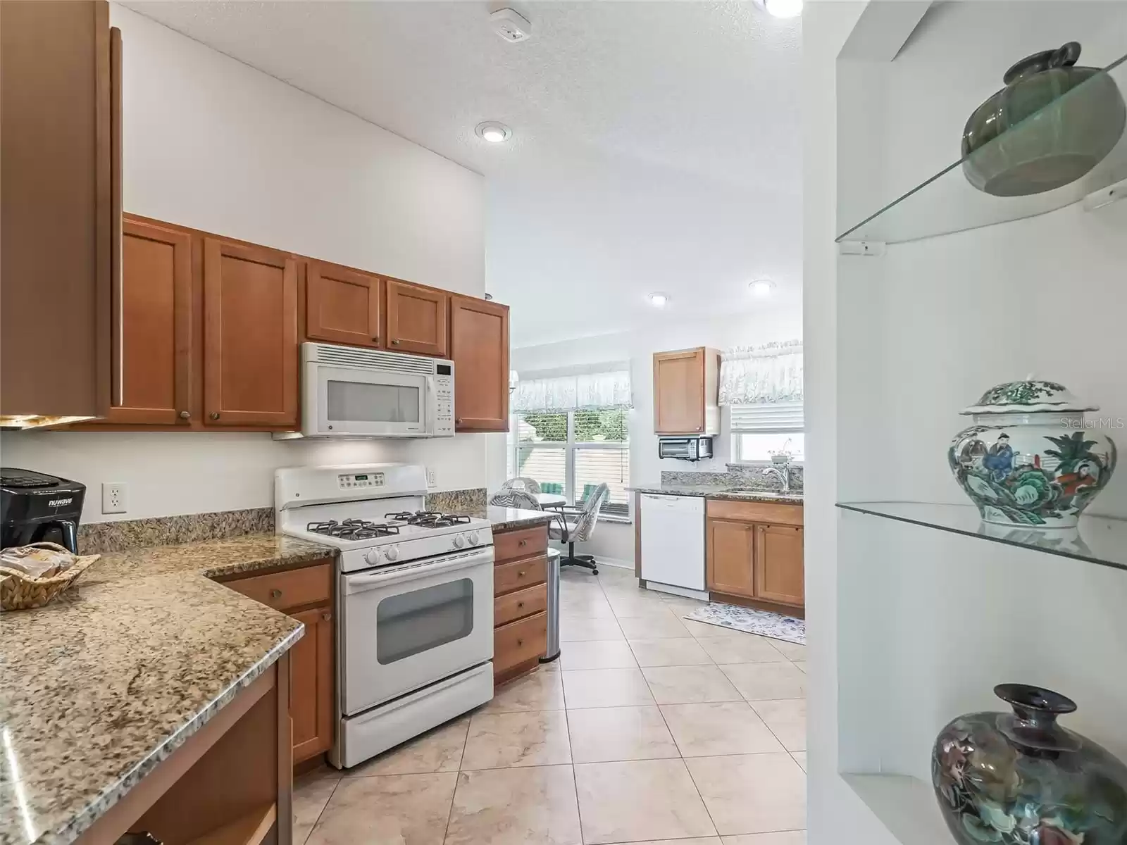 LARGE kitchen - abundance of cabinets