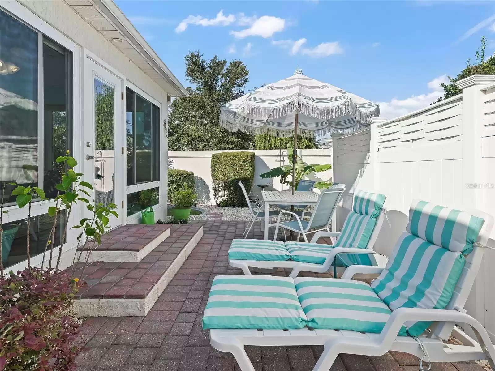 Side patio with pavers