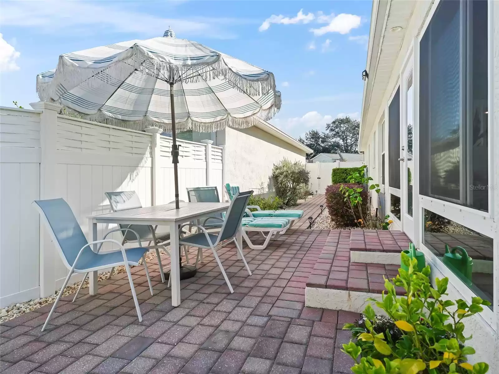 Side patio with pavers