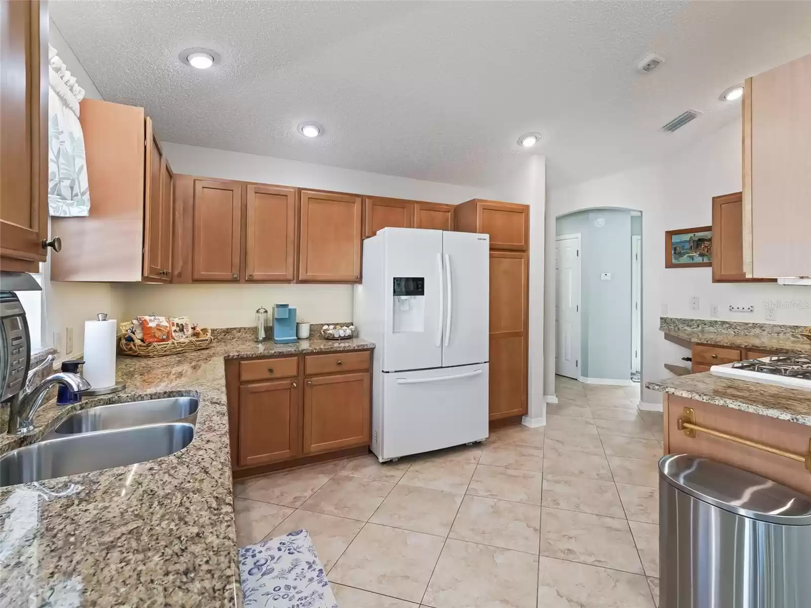 LARGE kitchen - abundance of cabinets