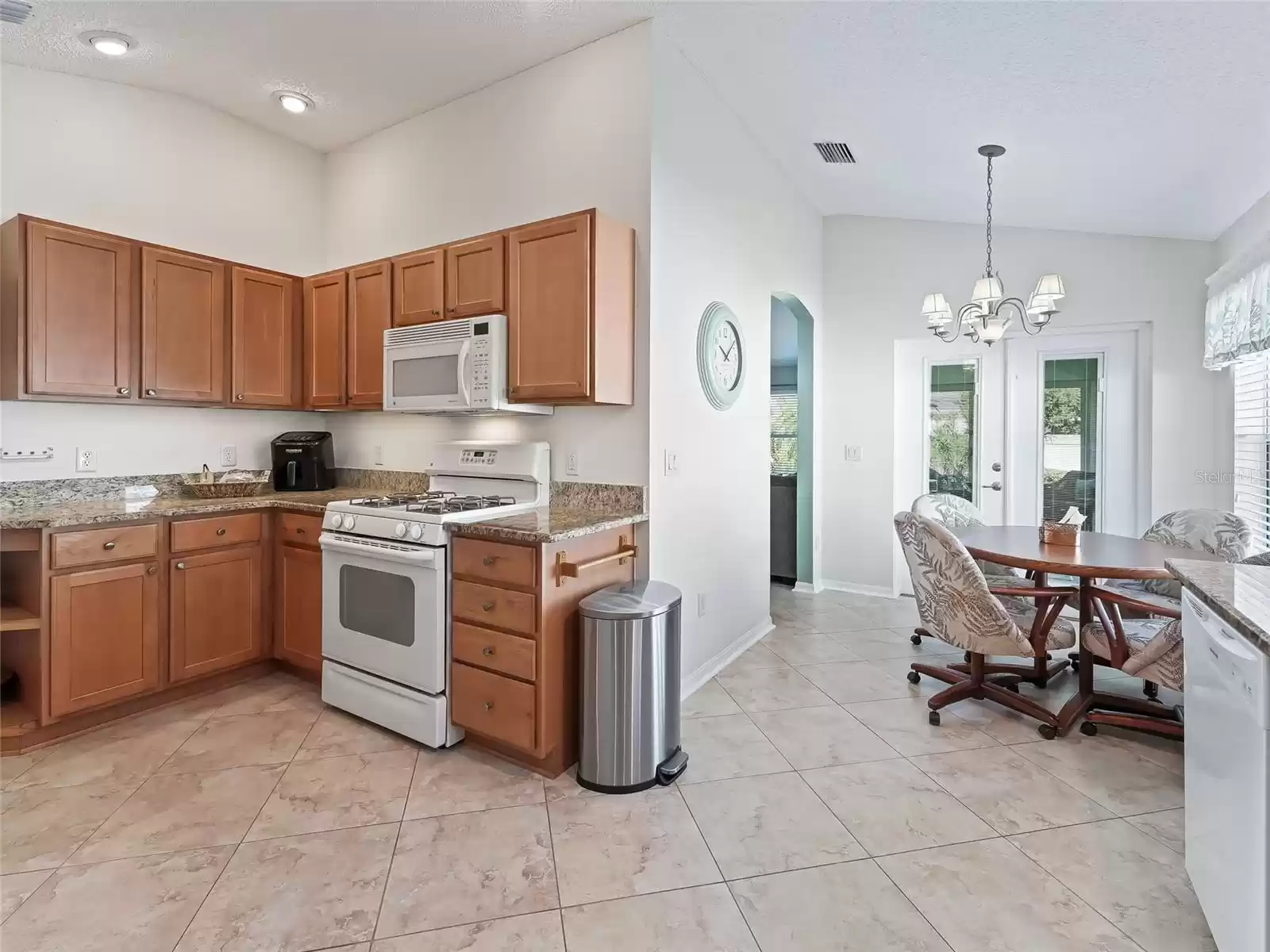 LARGE kitchen - abundance of cabinets