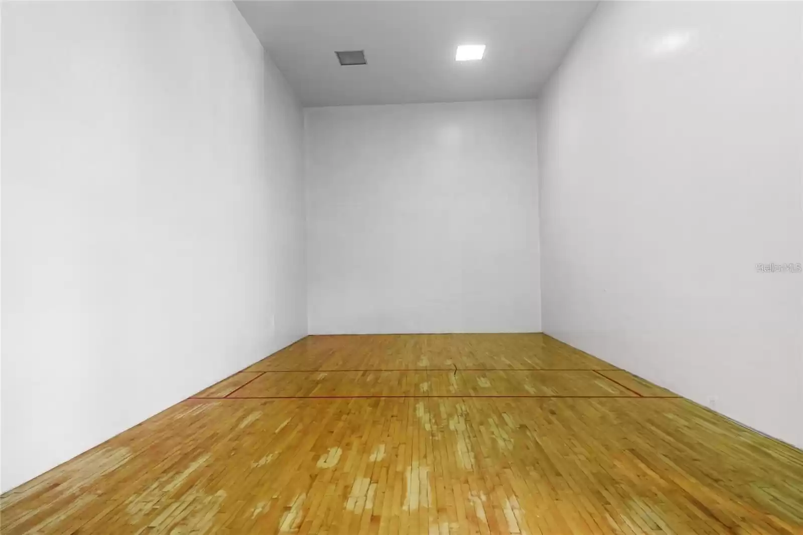 INDOOR RACQUETBALL COURT