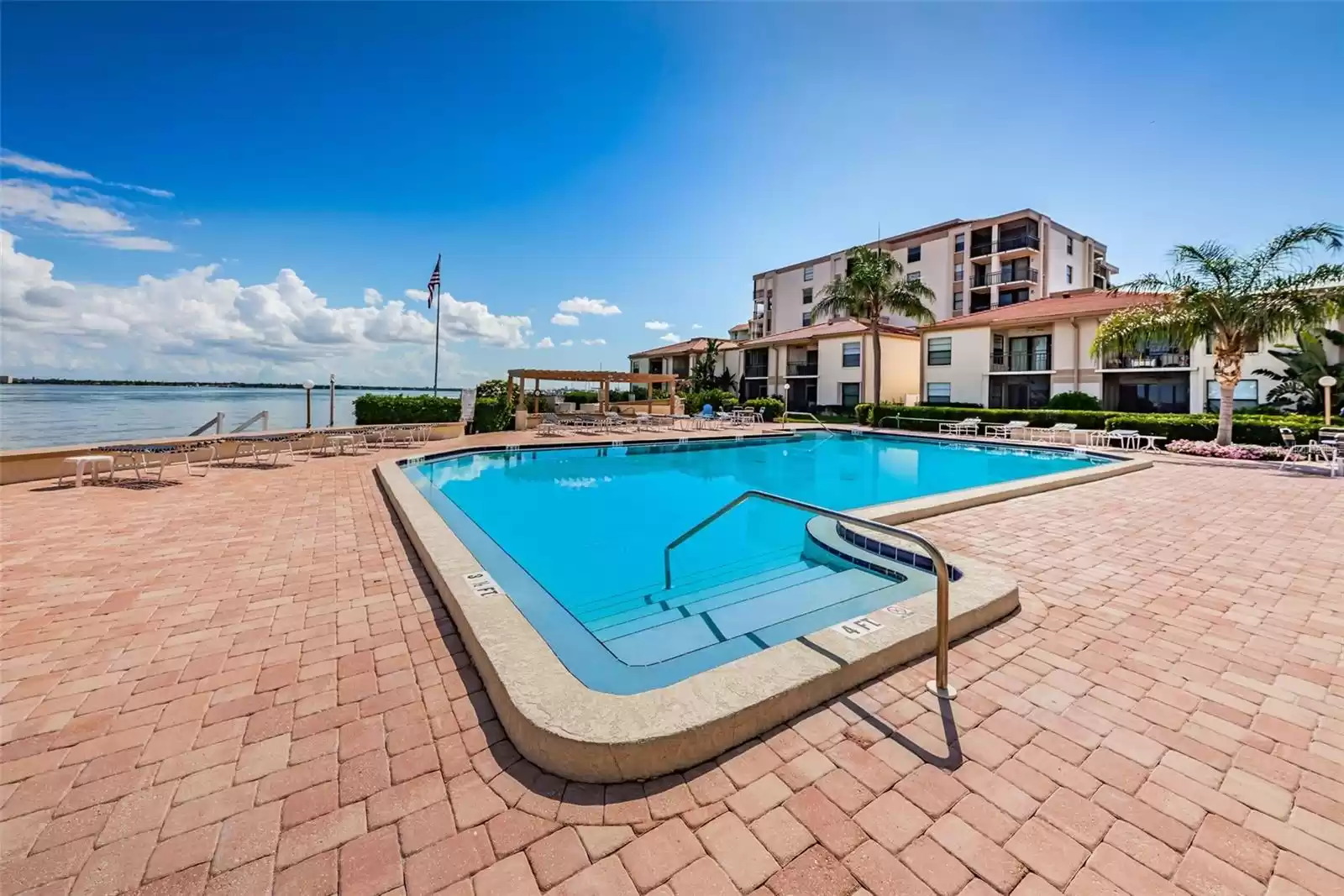 6145 SUN BOULEVARD, ST PETERSBURG, Florida 33715, 1 Bedroom Bedrooms, ,1 BathroomBathrooms,Residential,For Sale,SUN,MFRTB8318427