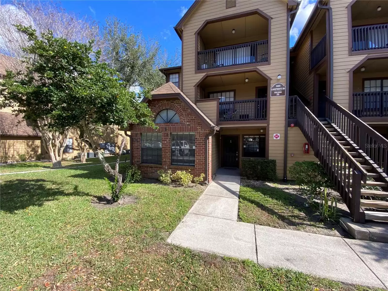 305 LAKEPOINTE DRIVE, ALTAMONTE SPRINGS, Florida 32701, 2 Bedrooms Bedrooms, ,2 BathroomsBathrooms,Residential Lease,For Rent,LAKEPOINTE,MFRO6256335