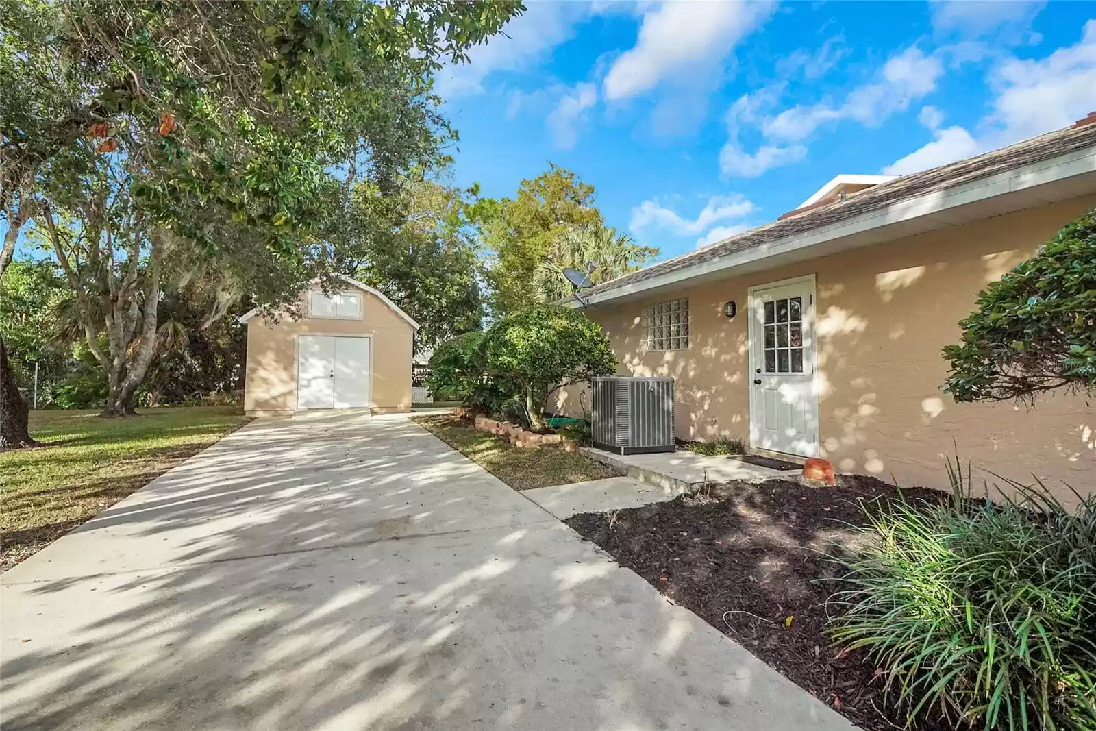 12425 PINE ISLAND DRIVE, LEESBURG, Florida 34788, 3 Bedrooms Bedrooms, ,2 BathroomsBathrooms,Residential,For Sale,PINE ISLAND,MFRG5089432