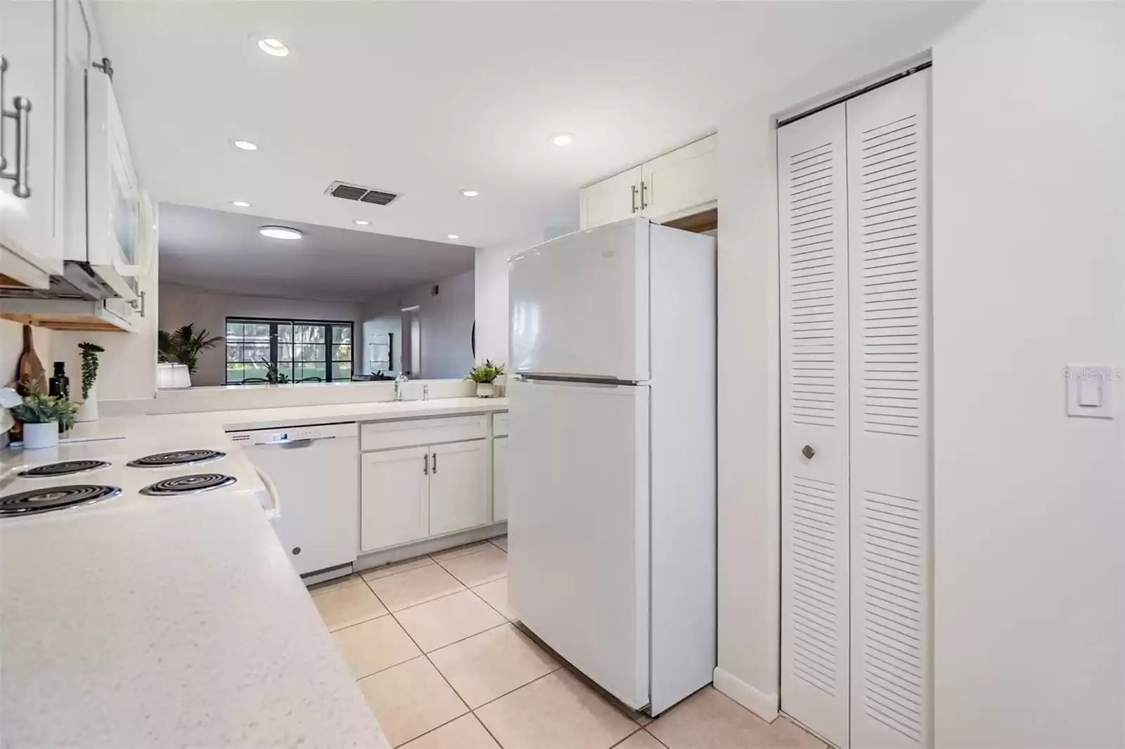 kitchen with soft close cabinetry, kitchen nook & pantry