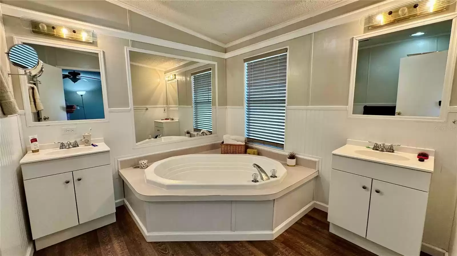 Master Bath w/ Dual Sinks and Garden Tub