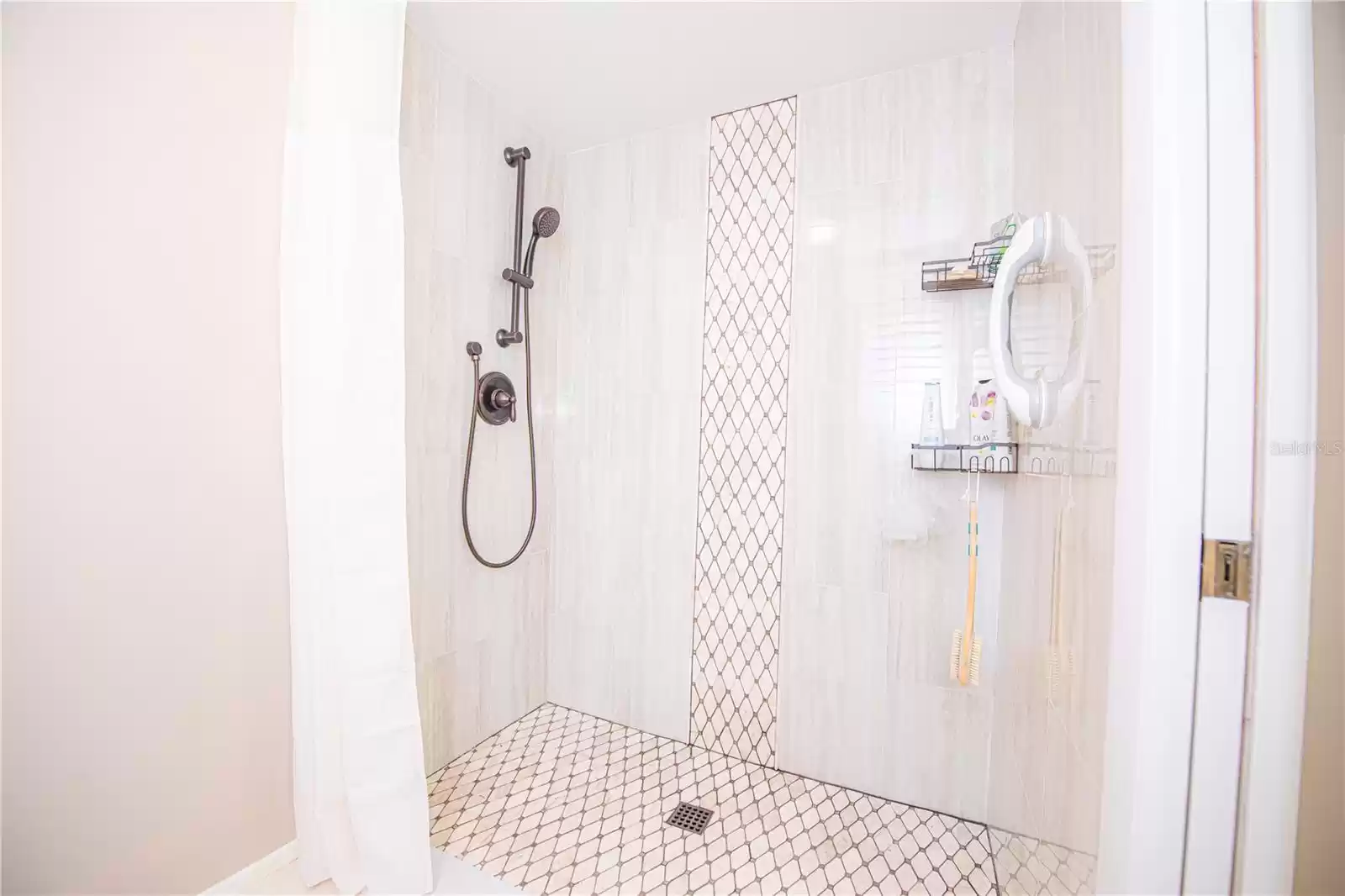 WALK-IN SHOWER WITH ADJUSTABLE SHOWER BAR