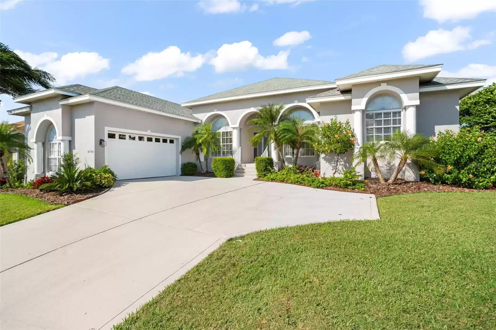 6702 HUNTINGTON HILLS BOULEVARD, LAKELAND, Florida 33810, 4 Bedrooms Bedrooms, ,3 BathroomsBathrooms,Residential,For Sale,HUNTINGTON HILLS,MFRO6259176