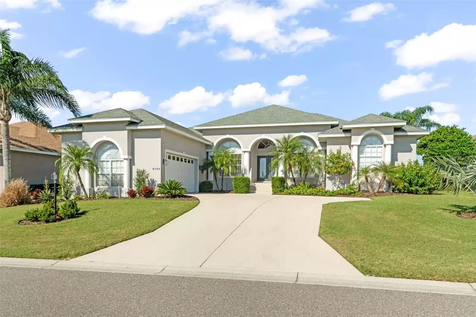 6702 HUNTINGTON HILLS BOULEVARD, LAKELAND, Florida 33810, 4 Bedrooms Bedrooms, ,3 BathroomsBathrooms,Residential,For Sale,HUNTINGTON HILLS,MFRO6259176