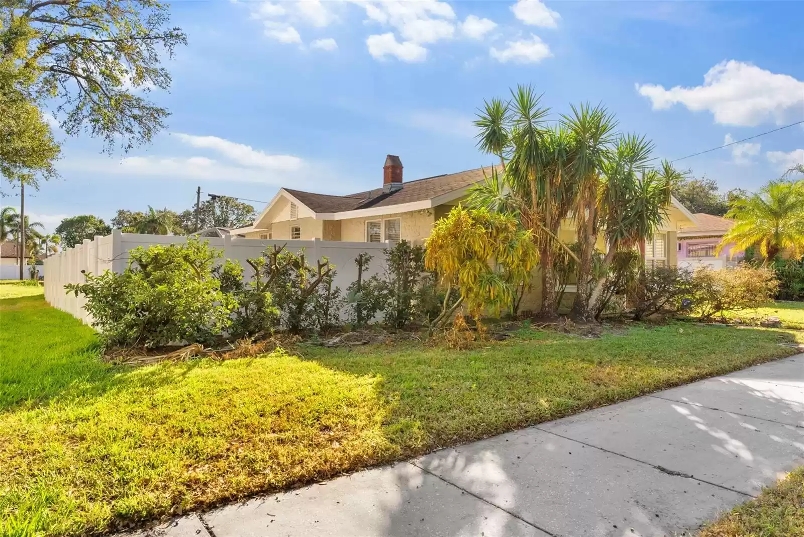 2425 STUART STREET, TAMPA, Florida 33605, 2 Bedrooms Bedrooms, ,1 BathroomBathrooms,Residential,For Sale,STUART,MFRTB8322482