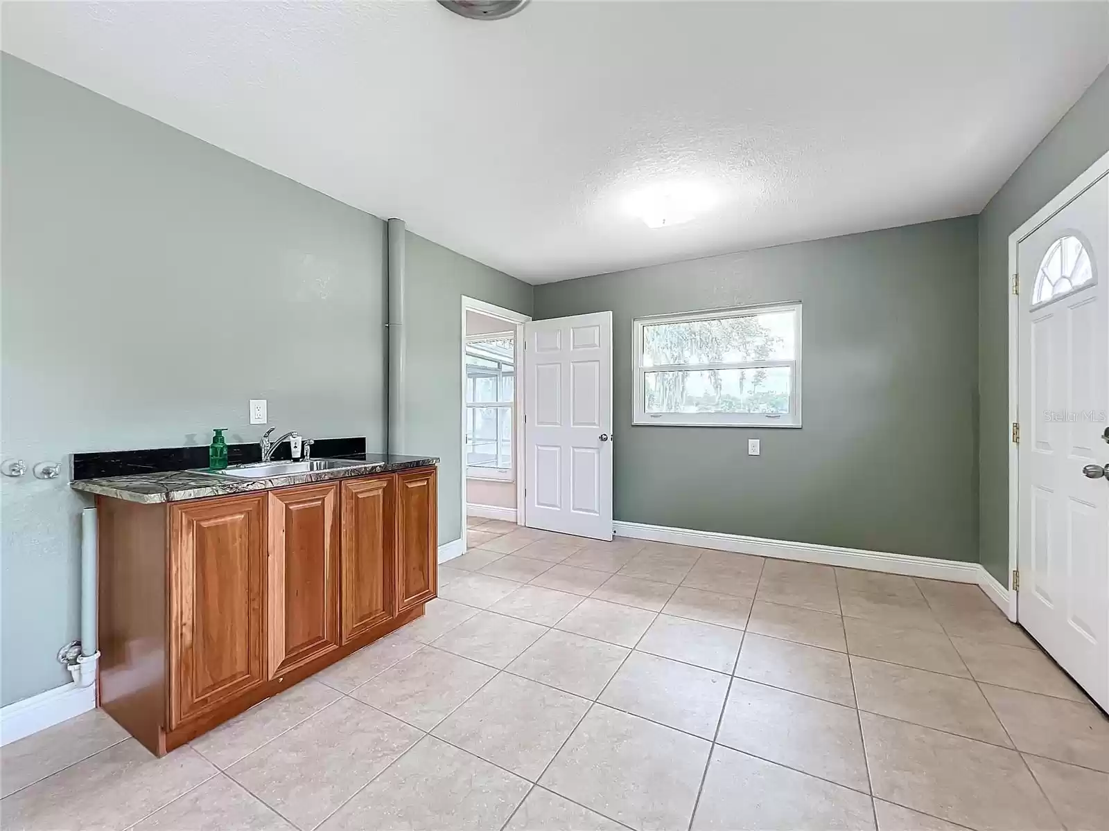 119 LAKE DRIVE, OVIEDO, Florida 32765, 3 Bedrooms Bedrooms, ,2 BathroomsBathrooms,Residential,For Sale,LAKE,MFRO6258962