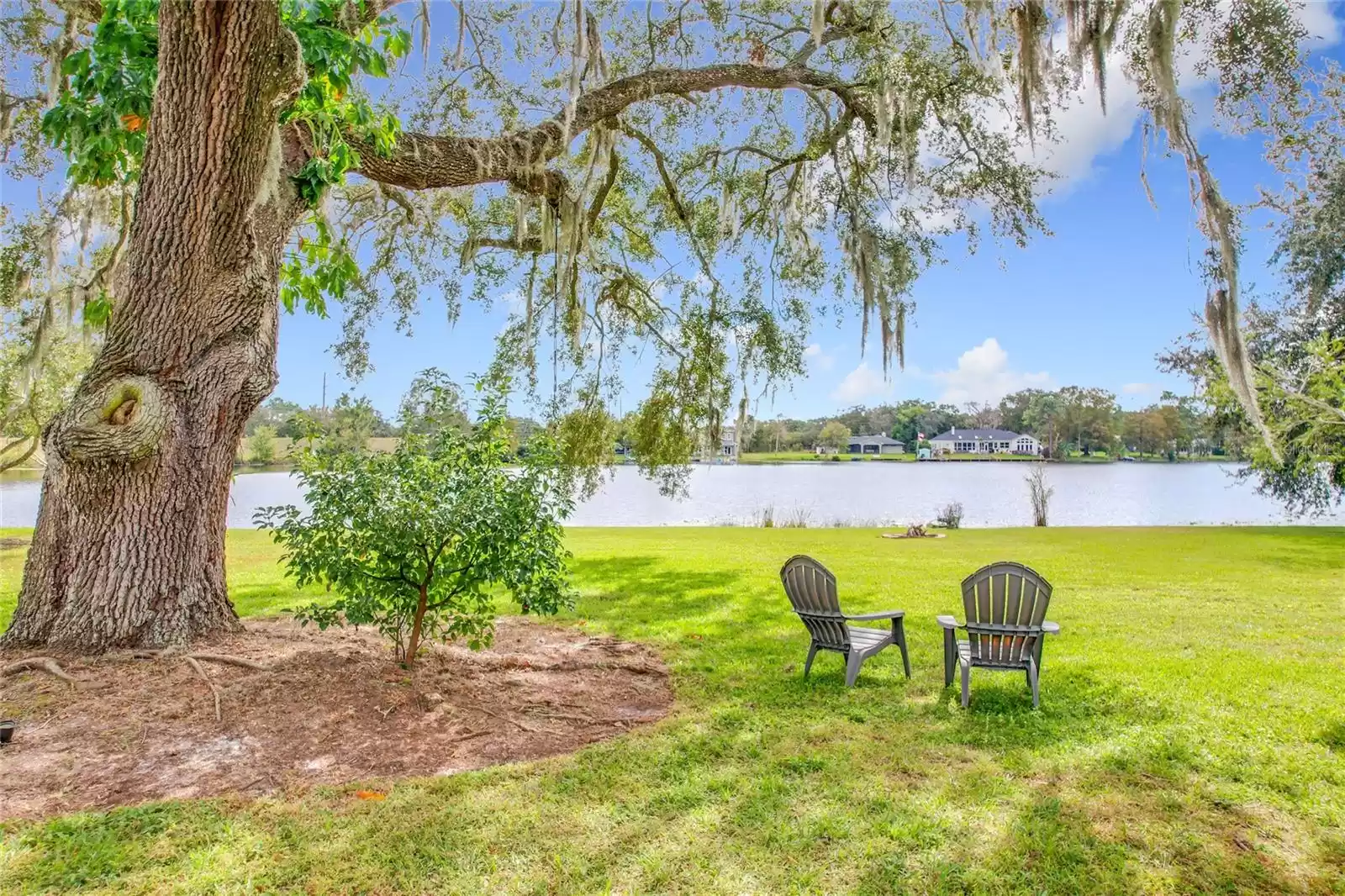 119 LAKE DRIVE, OVIEDO, Florida 32765, 3 Bedrooms Bedrooms, ,2 BathroomsBathrooms,Residential,For Sale,LAKE,MFRO6258962