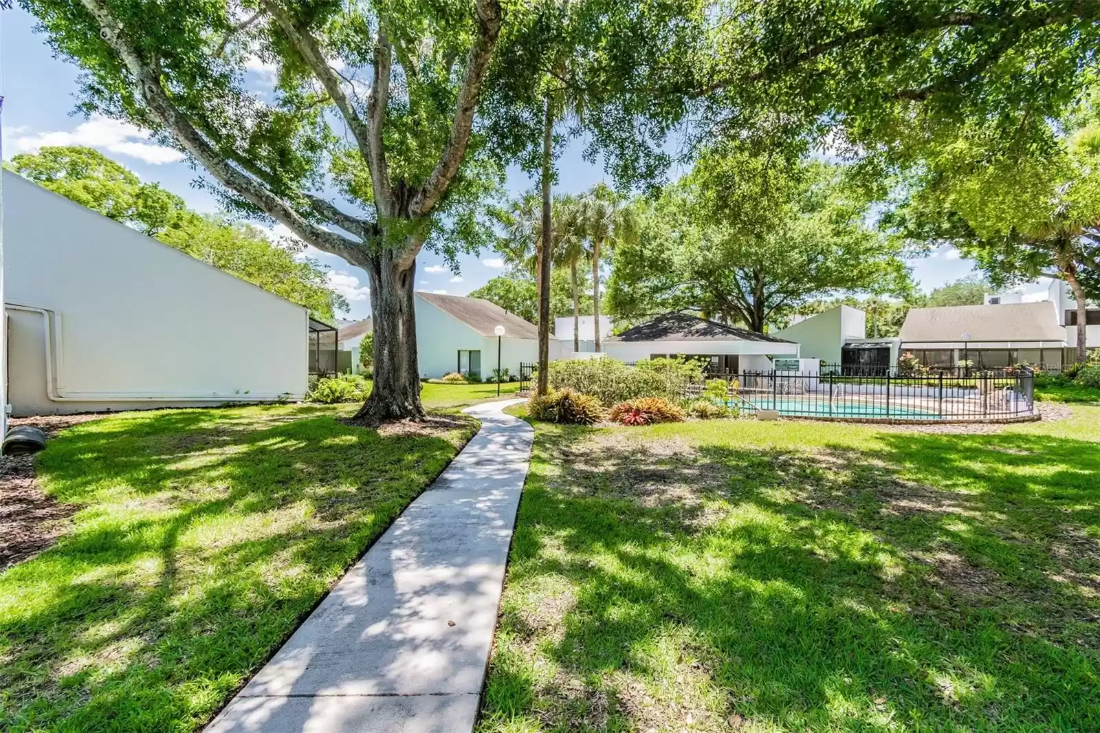 14135 CYPRESS CIRCLE, TAMPA, Florida 33618, 2 Bedrooms Bedrooms, ,2 BathroomsBathrooms,Residential,For Sale,CYPRESS,MFRT3537531