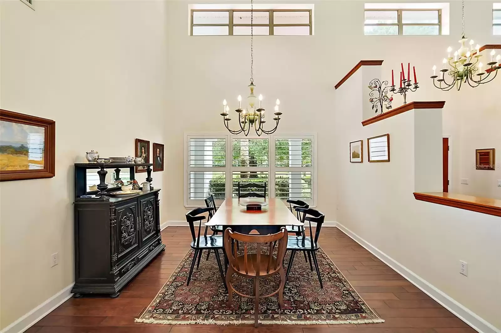 Pony walls in the dining room add a unique design feature while ensuring light and air move freely throughout the home.