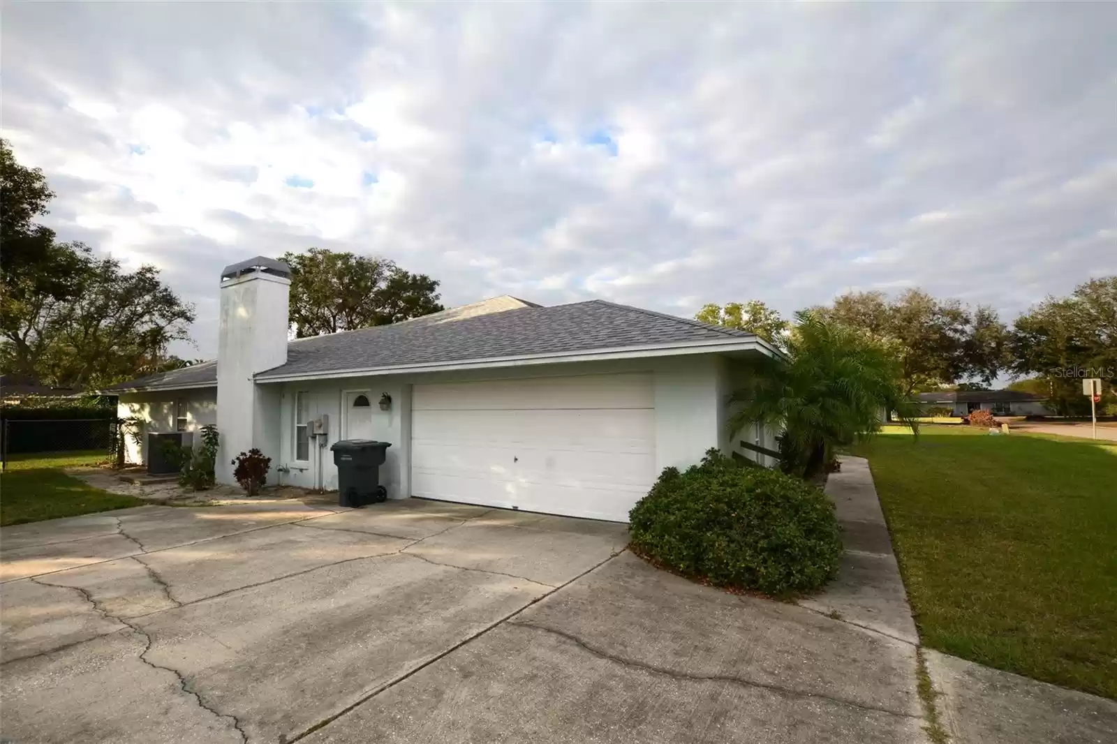 2556 ROSLYN LANE, LAKELAND, Florida 33812, 4 Bedrooms Bedrooms, ,2 BathroomsBathrooms,Residential,For Sale,ROSLYN,MFRL4948979