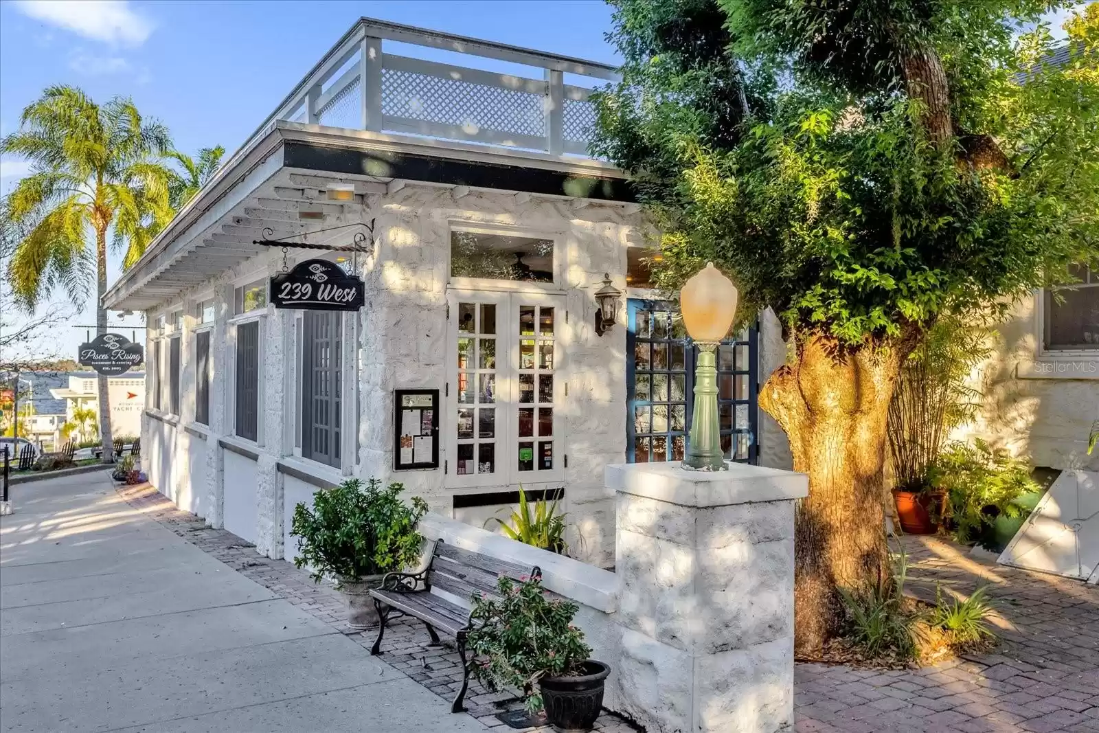 Short steps from DT Mount Dora & Restaurants