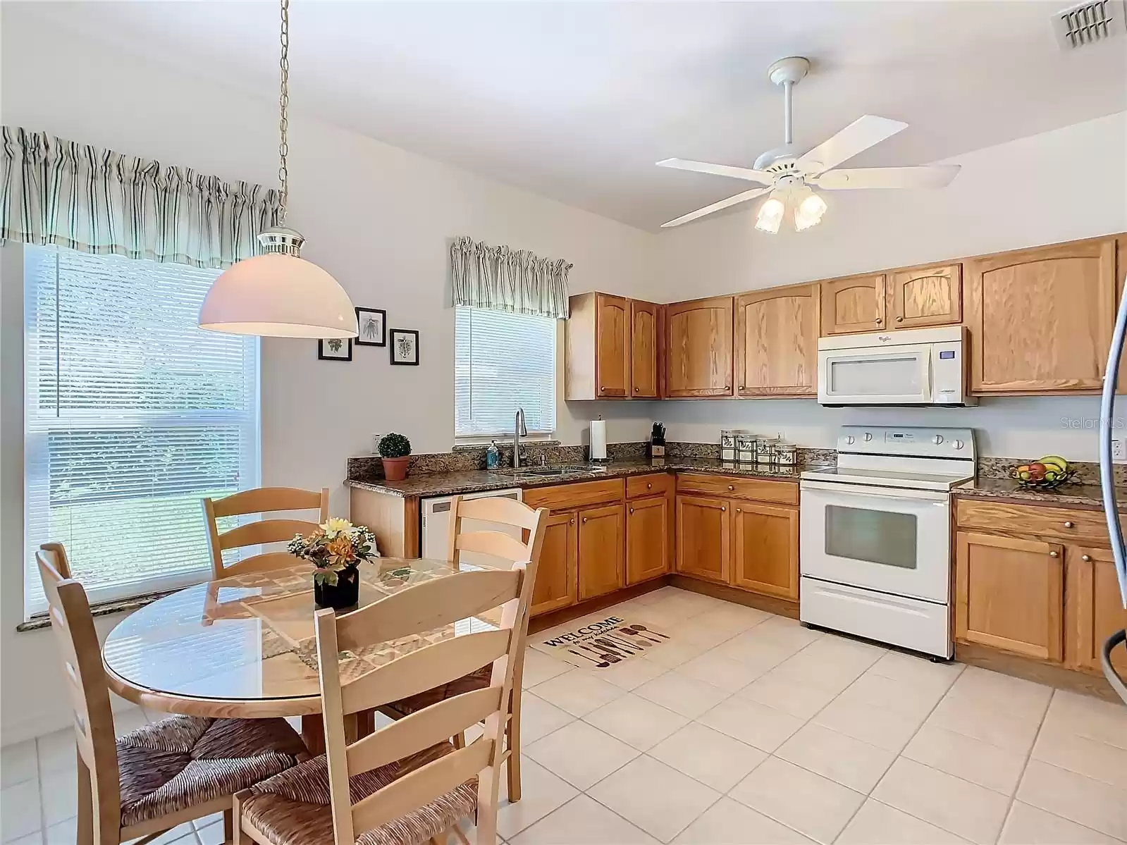 KITCHEN WITH BREAKFAST AREA