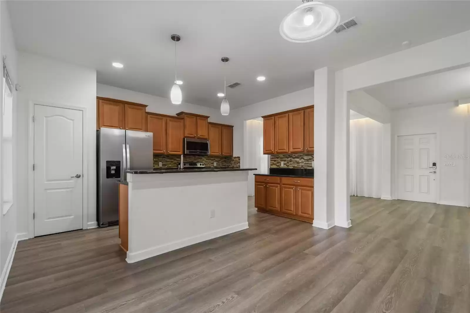 Enjoy the granite countertops, stainless steel appliances, and backsplash!