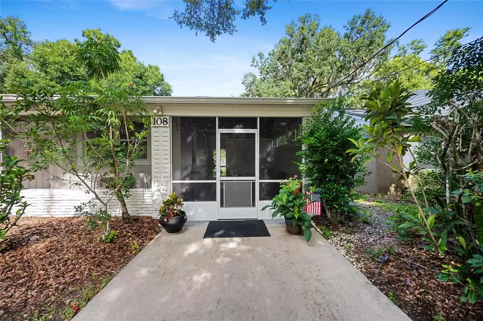 Exterior front/driveway.