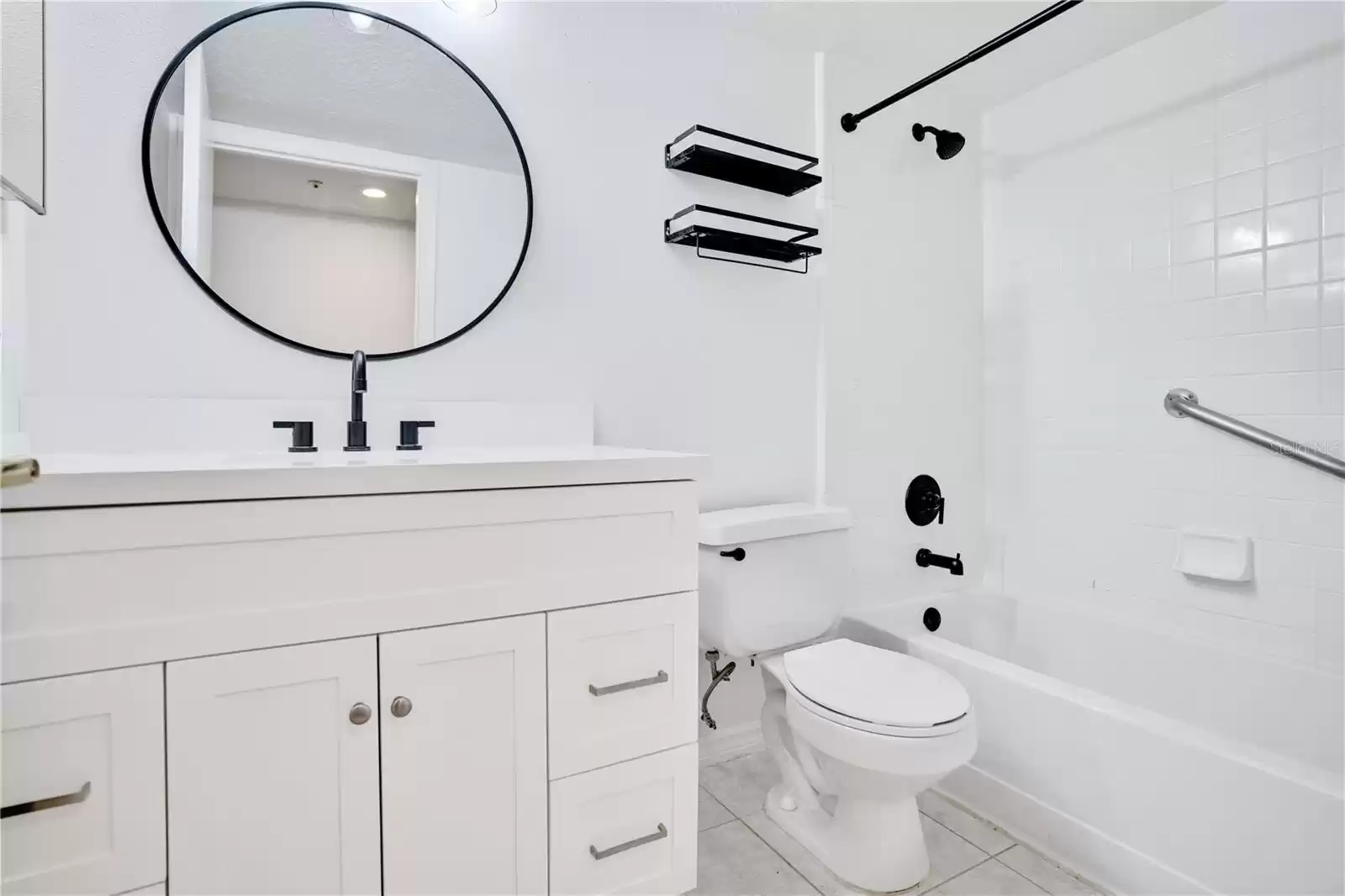 Full Bathroom with Tub