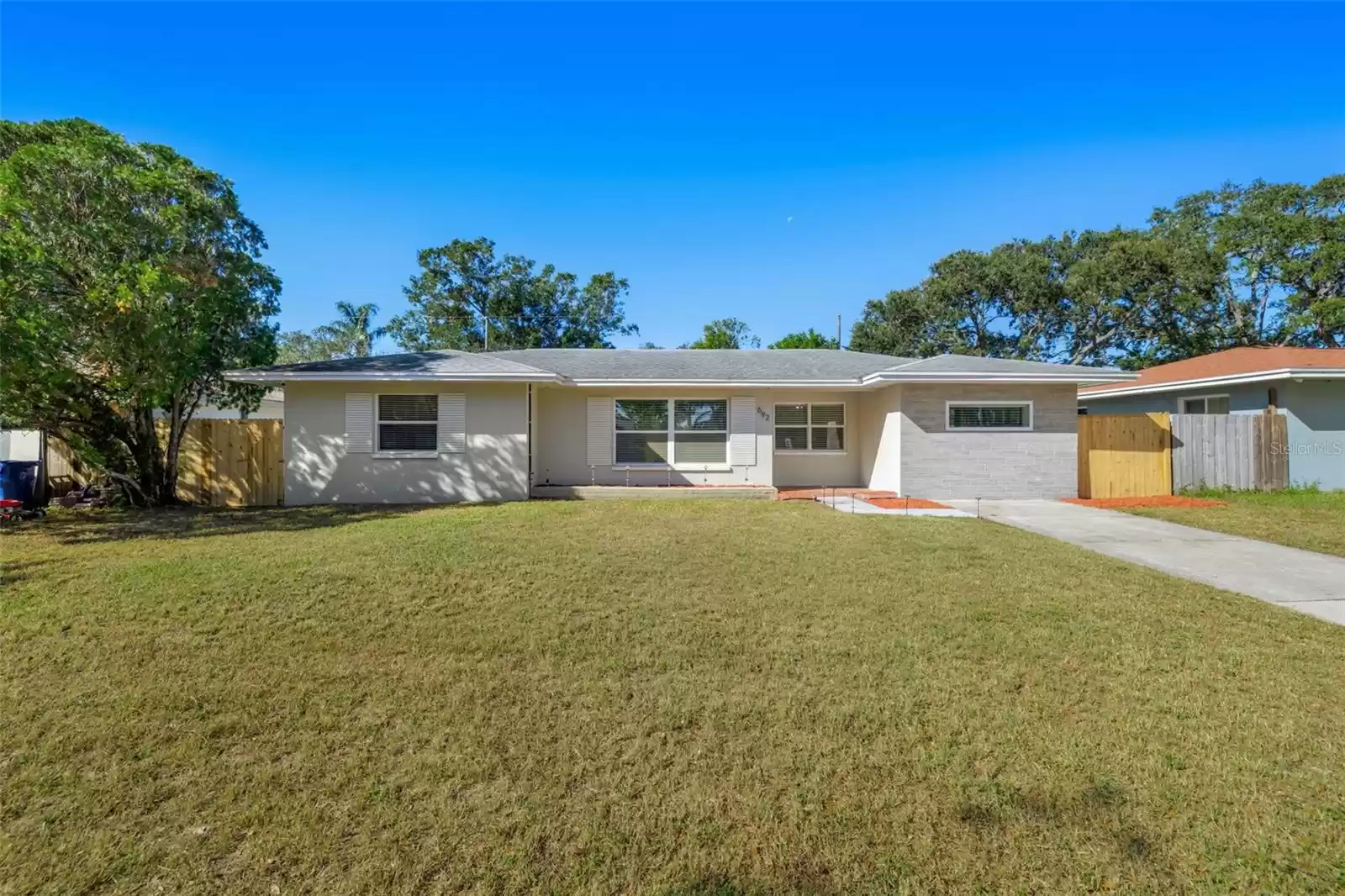 692 OAKWOOD DRIVE, DUNEDIN, Florida 34698, 3 Bedrooms Bedrooms, ,2 BathroomsBathrooms,Residential,For Sale,OAKWOOD,MFROM690059