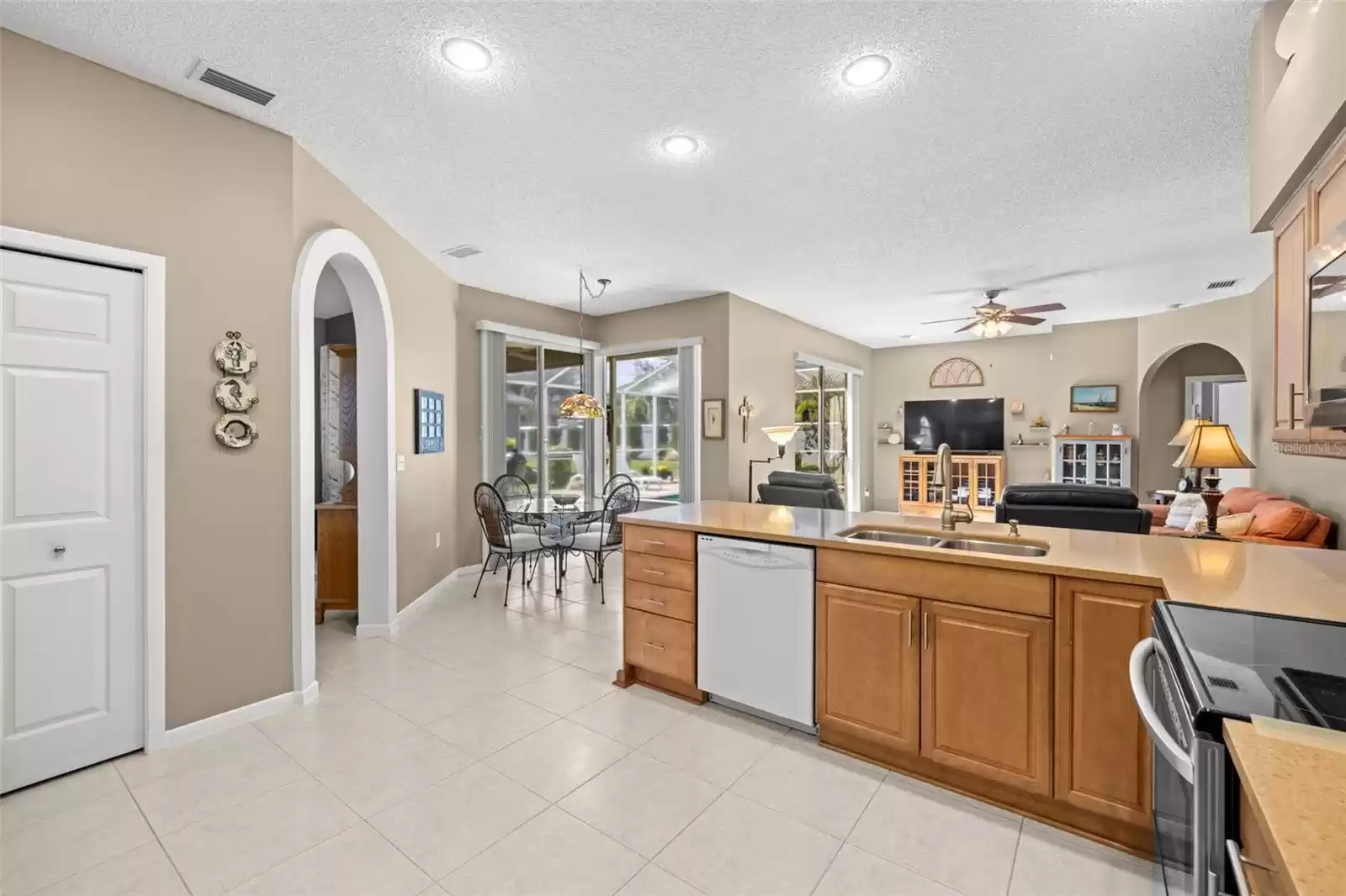 1840 EAGLE TRACE BOULEVARD, PALM HARBOR, Florida 34685, 4 Bedrooms Bedrooms, ,3 BathroomsBathrooms,Residential,For Sale,EAGLE TRACE,MFRTB8322070