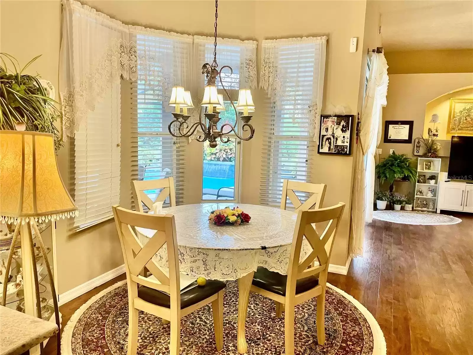 Eat-in space /breakfast nook OVERLOOKING POOL