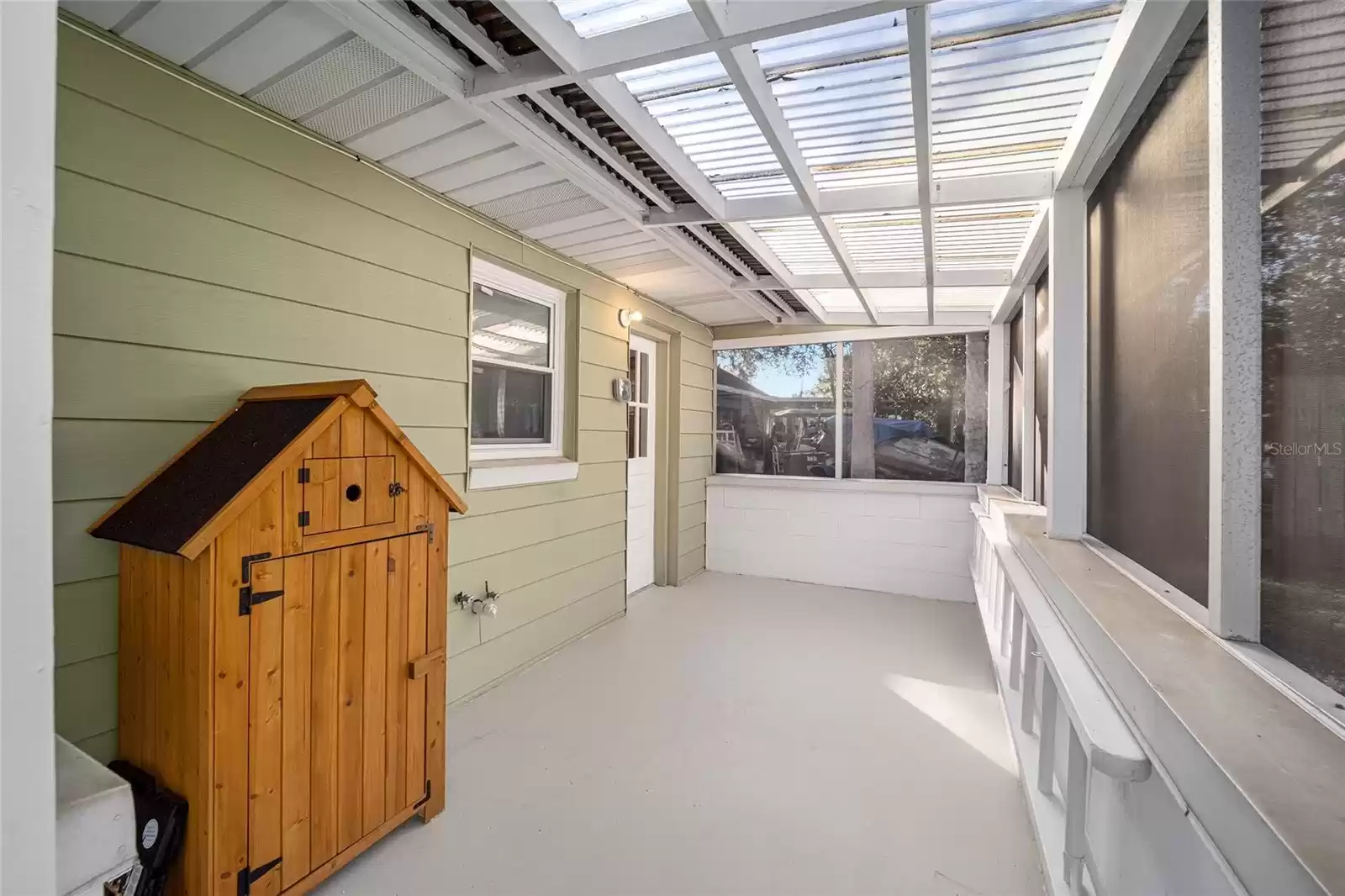 Rear Porch - Plumbed for hot/cold water