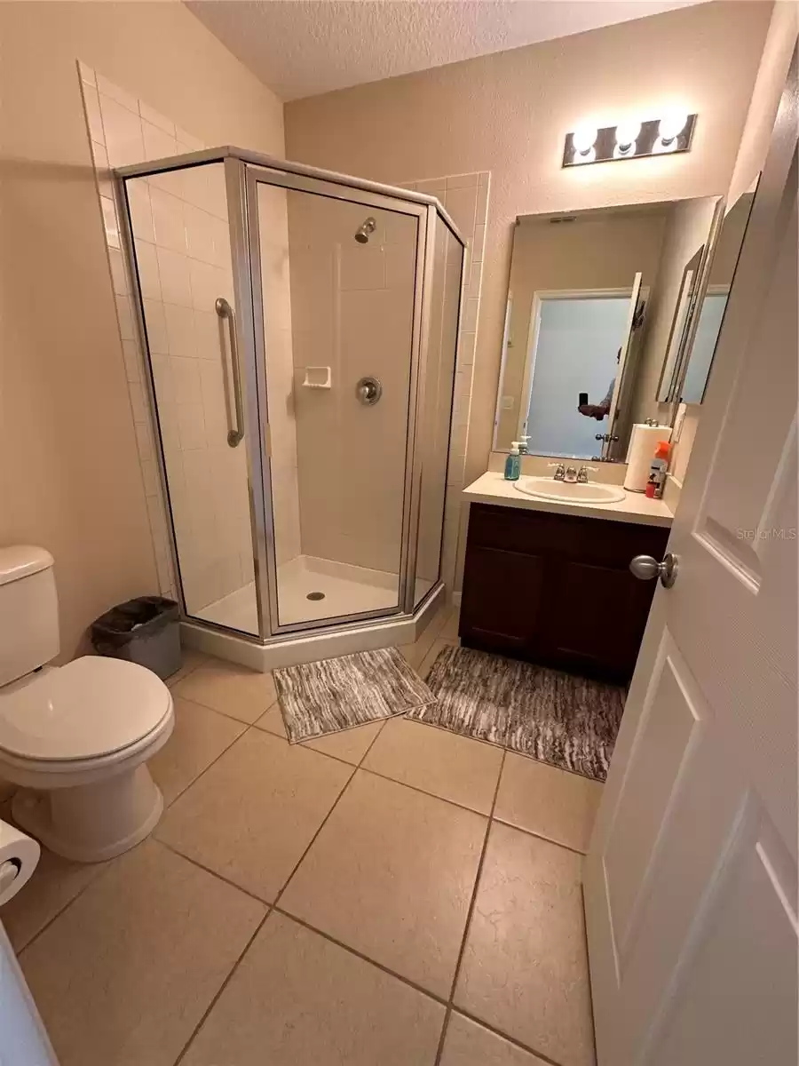 Bathroom 1 (suite)