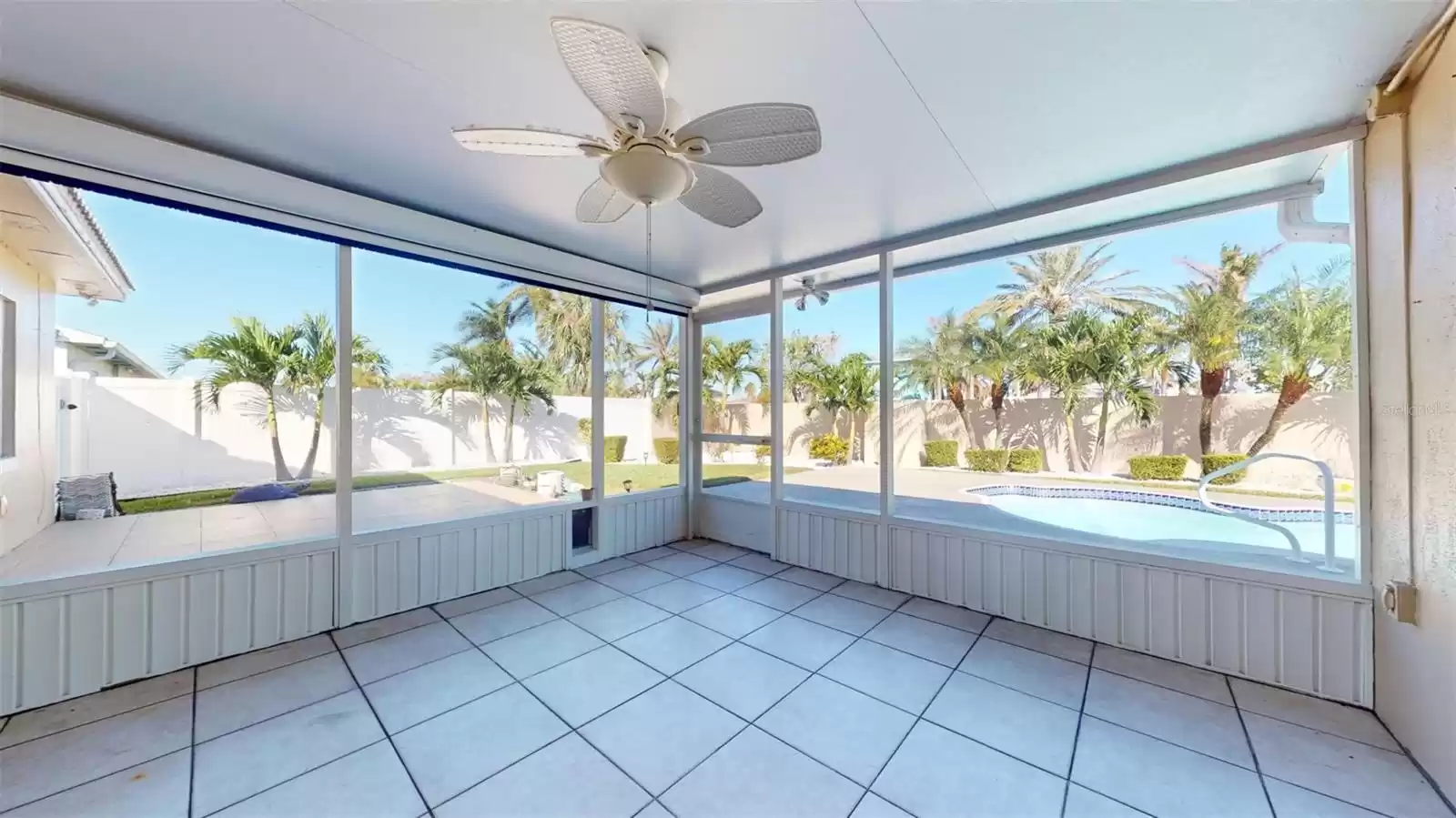 7933 CAUSEWAY BOULEVARD, SAINT PETERSBURG, Florida 33707, 3 Bedrooms Bedrooms, ,2 BathroomsBathrooms,Residential,For Sale,CAUSEWAY,MFRTB8322435