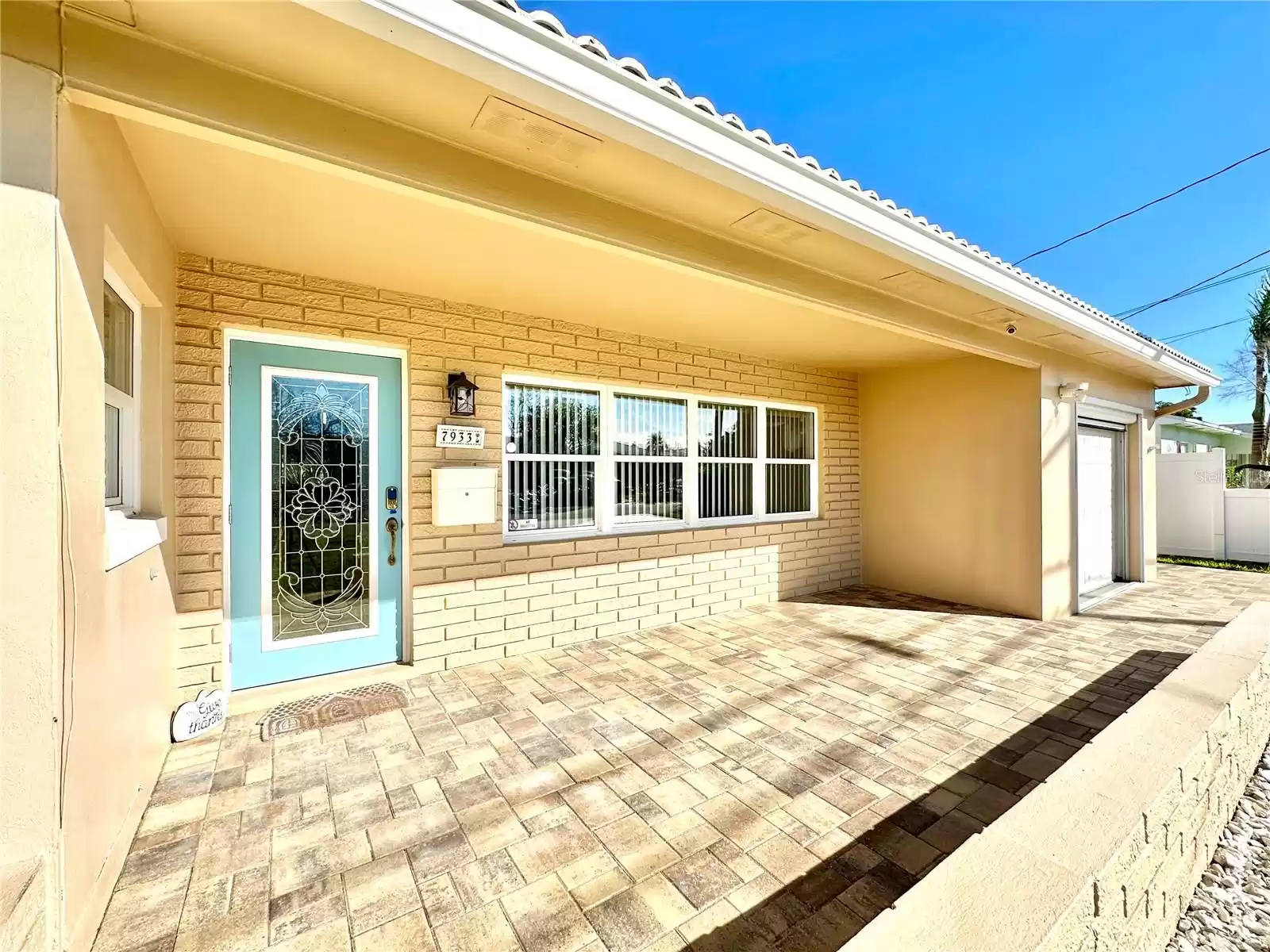 7933 CAUSEWAY BOULEVARD, SAINT PETERSBURG, Florida 33707, 3 Bedrooms Bedrooms, ,2 BathroomsBathrooms,Residential,For Sale,CAUSEWAY,MFRTB8322435