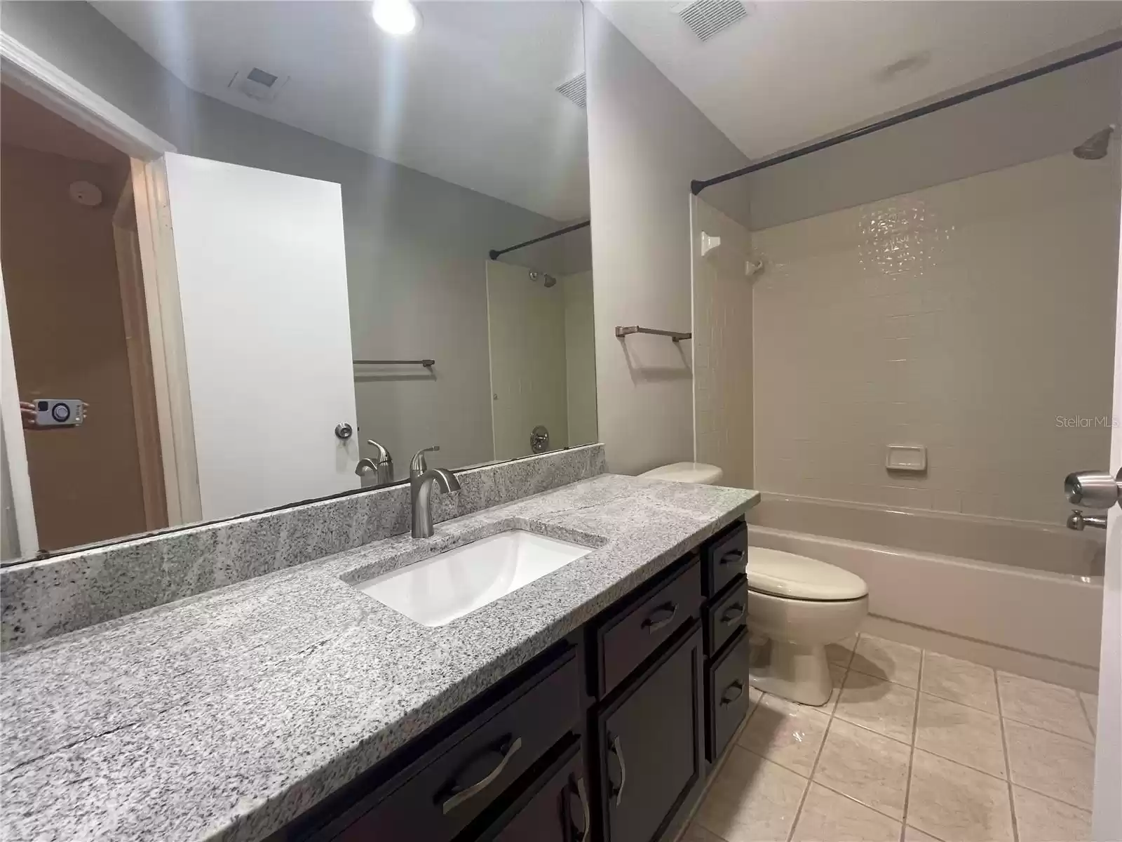 Secondary full bathroom