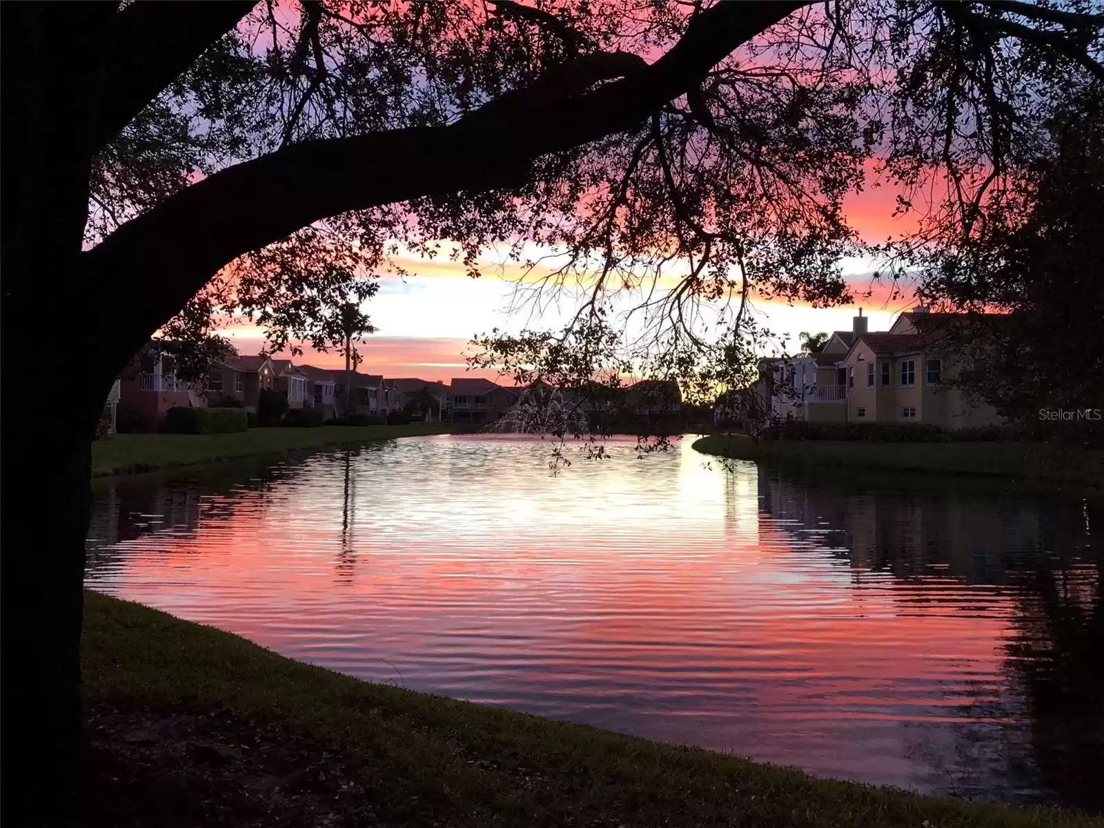 Early mornings in Marina Bay are full of color and calm.