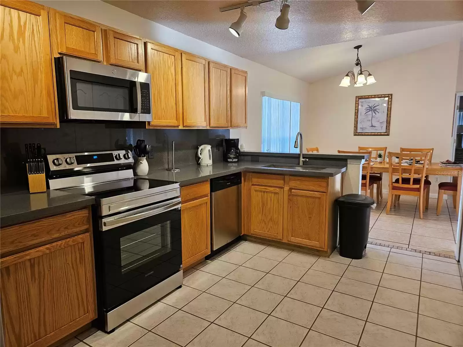 297 BLUE JAY WAY, DAVENPORT, Florida 33896, 4 Bedrooms Bedrooms, ,3 BathroomsBathrooms,Residential Lease,For Rent,BLUE JAY,0,MFRS5119572